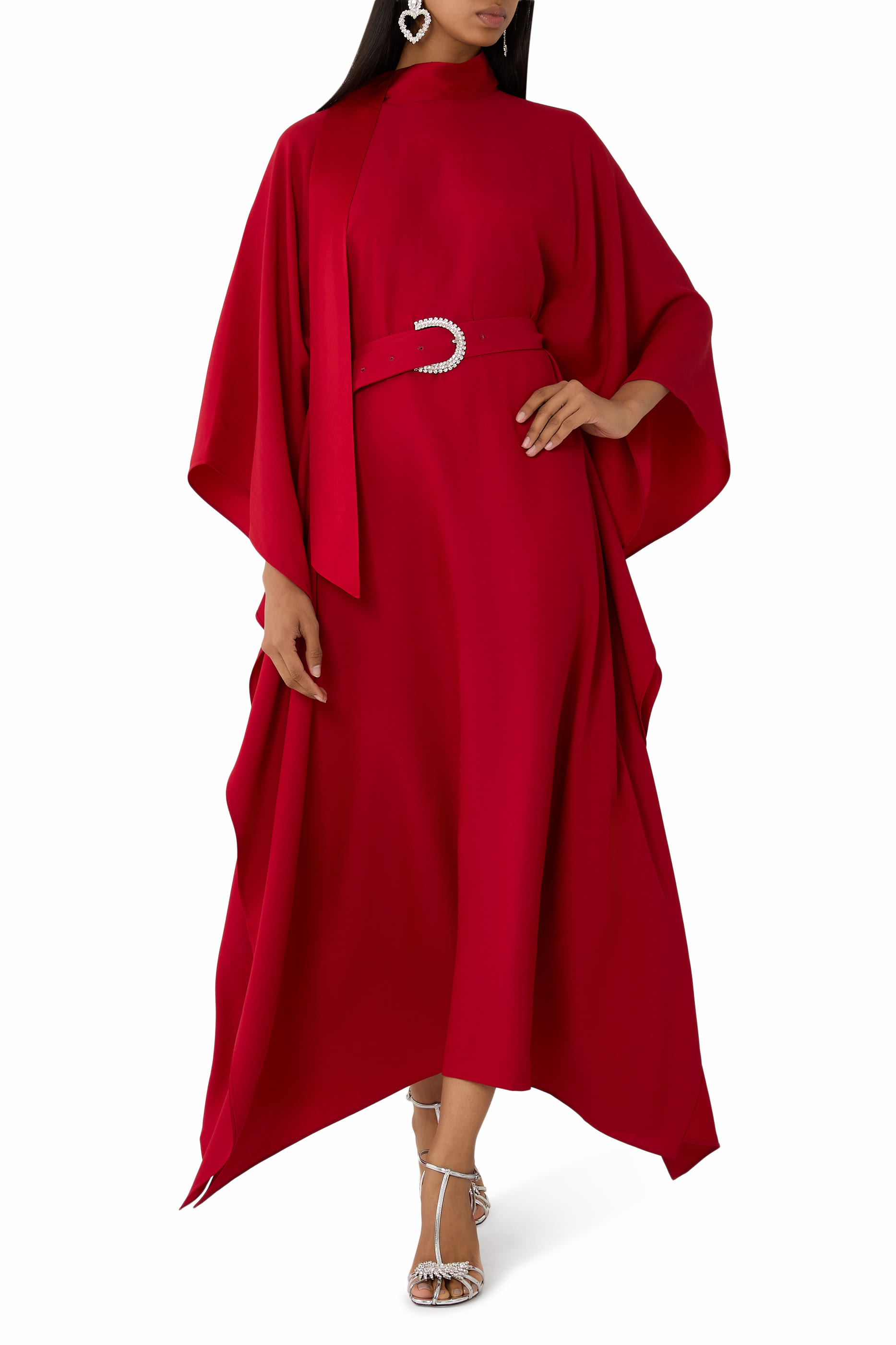 قفطان لا لونا مرصع بكريستال