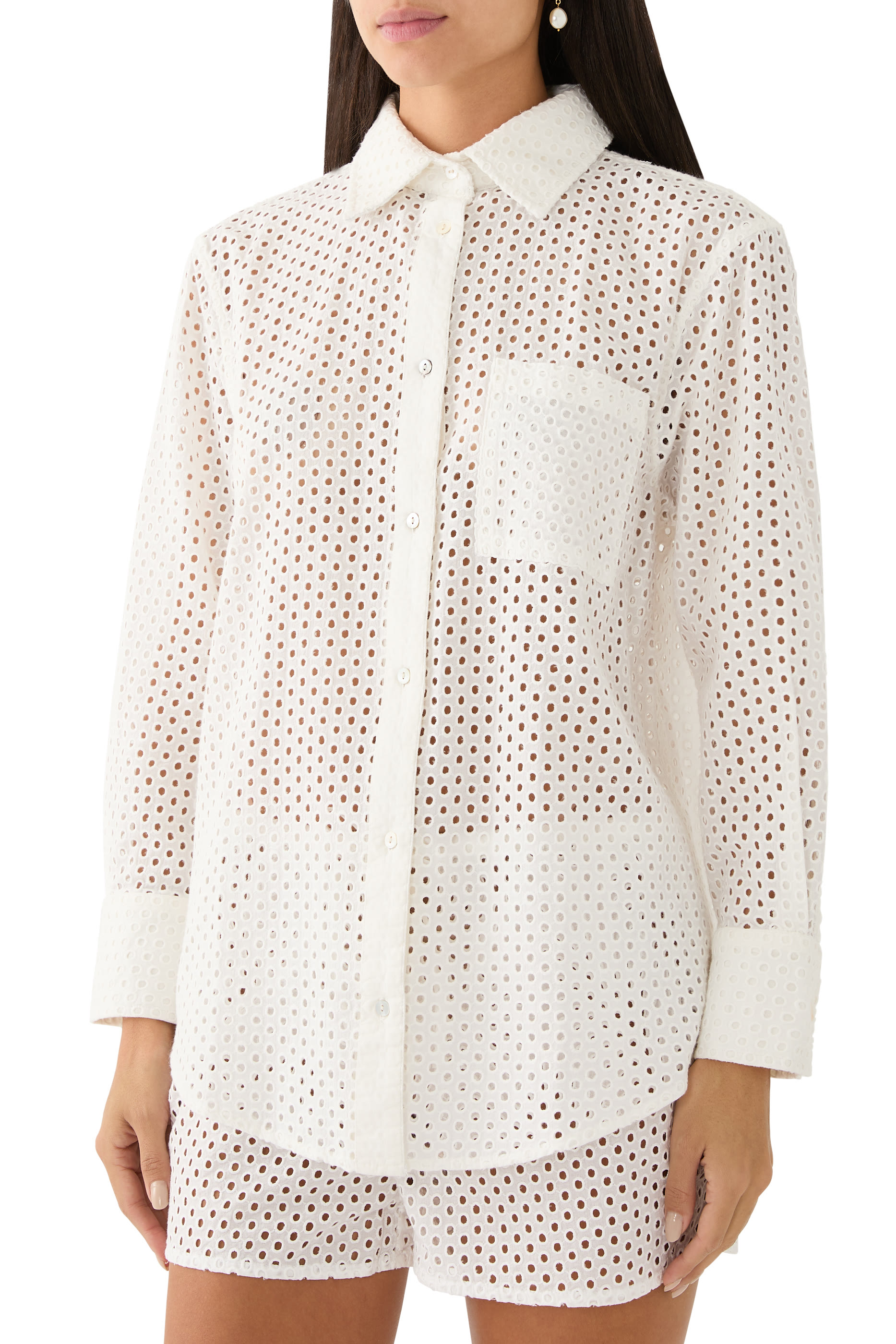 قميص برونتي بأكمام طويلة وتطريزات مفرغة