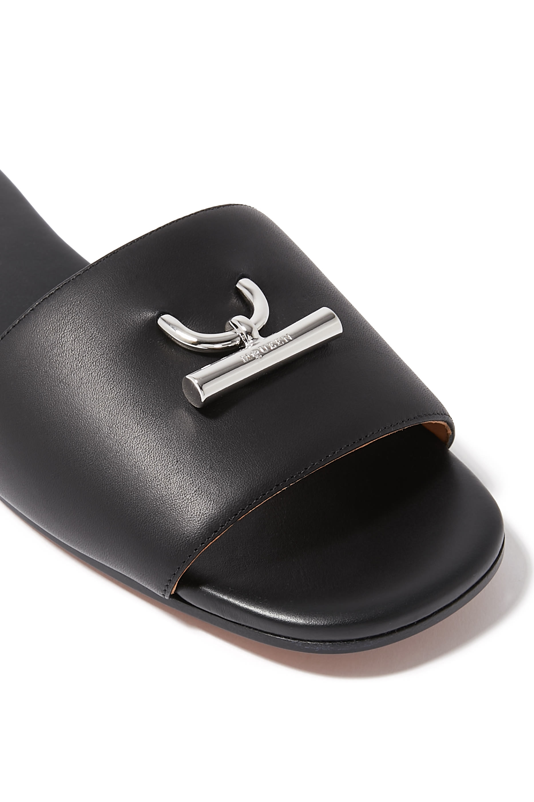 صندل بكعب مسطح وشعار الماركة