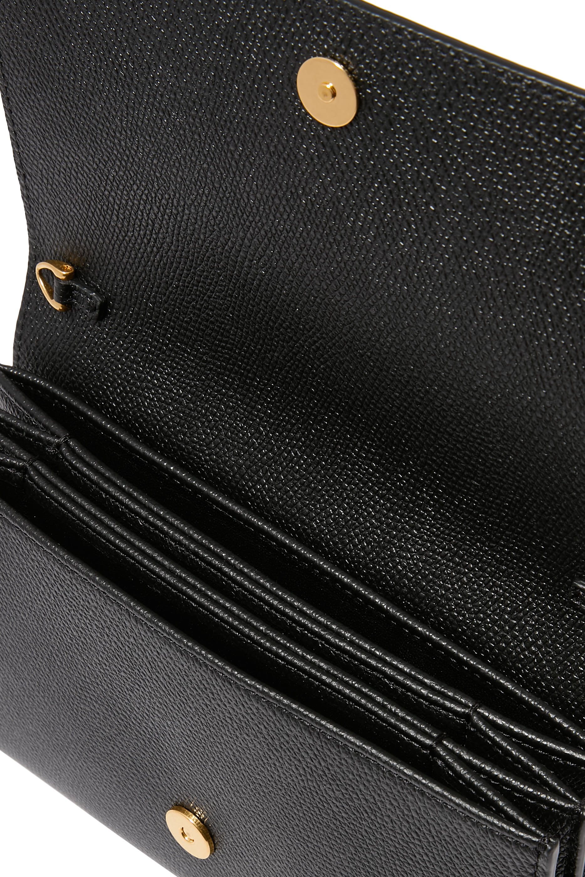 حقيبة صغيرة بسلسلة وشعار حرف الماركة الشهير