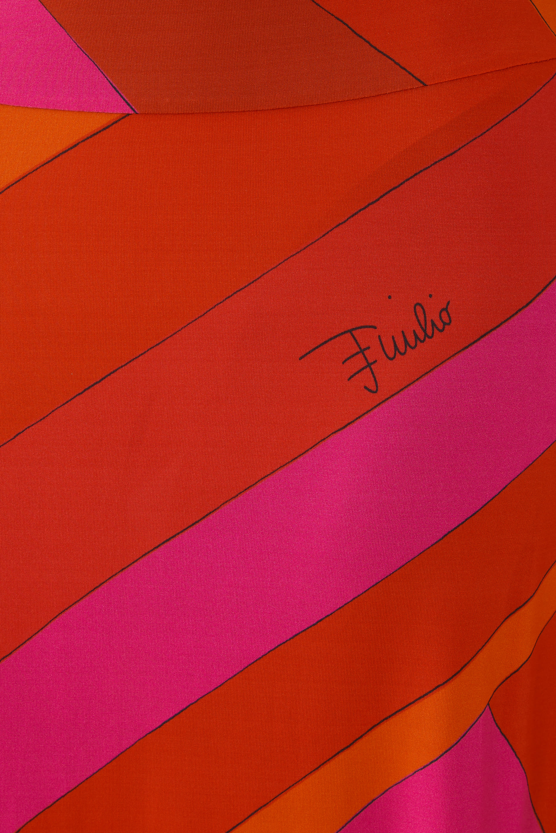 تنورة بطبعة إيرايد وشعار الماركة