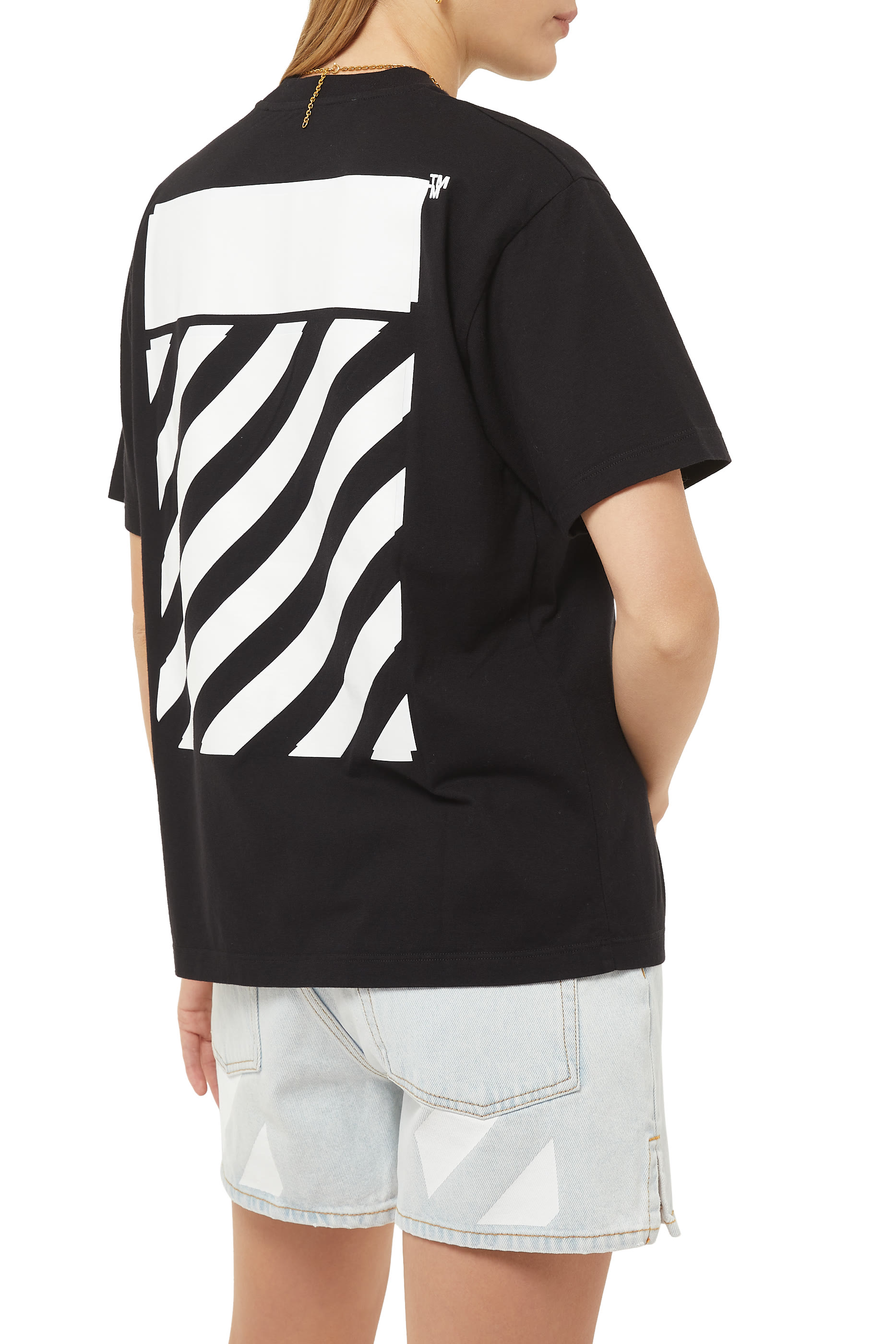 تي شيرت بقصة عادية وخطوط مائلة