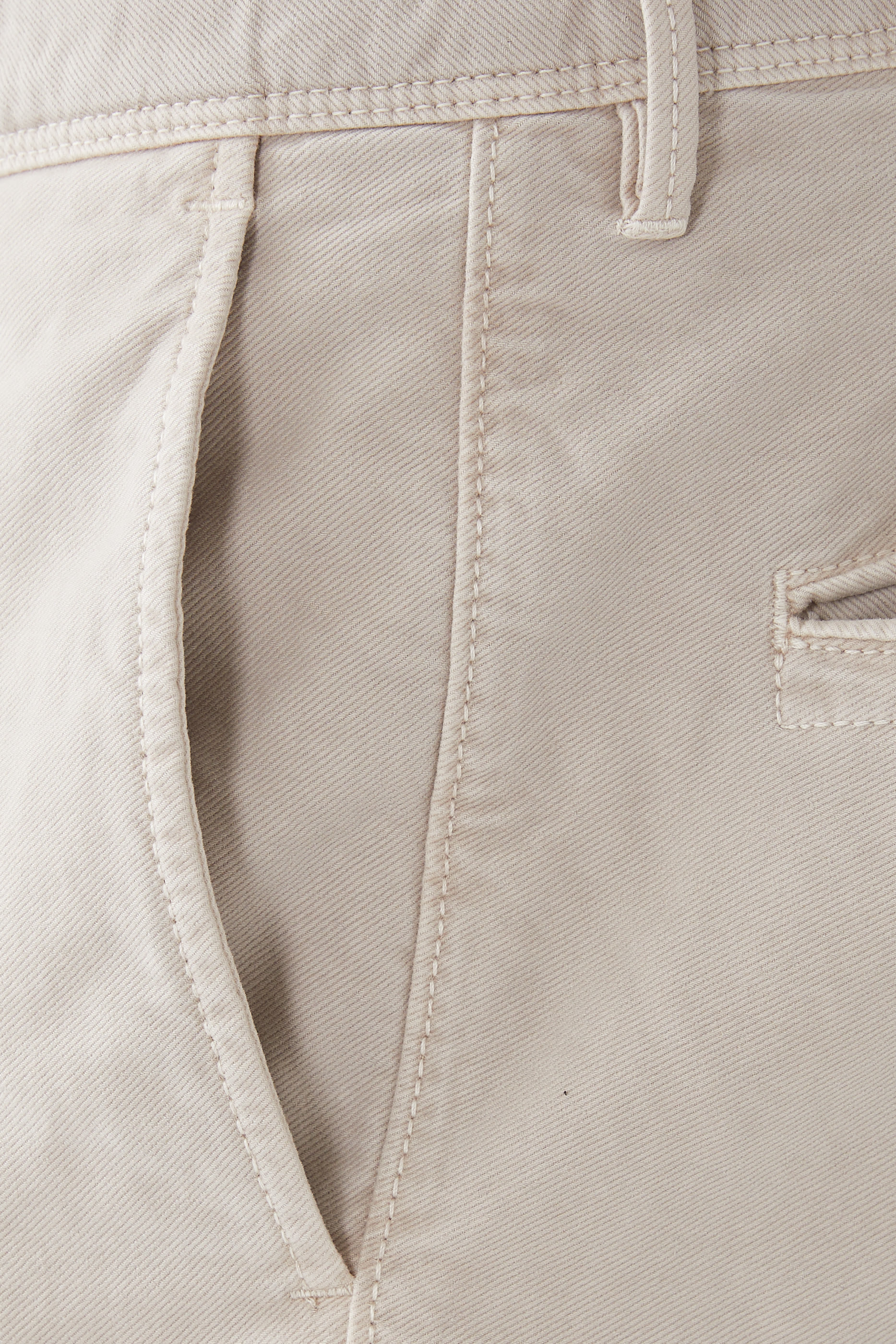 بنطال بقصة ضيقة