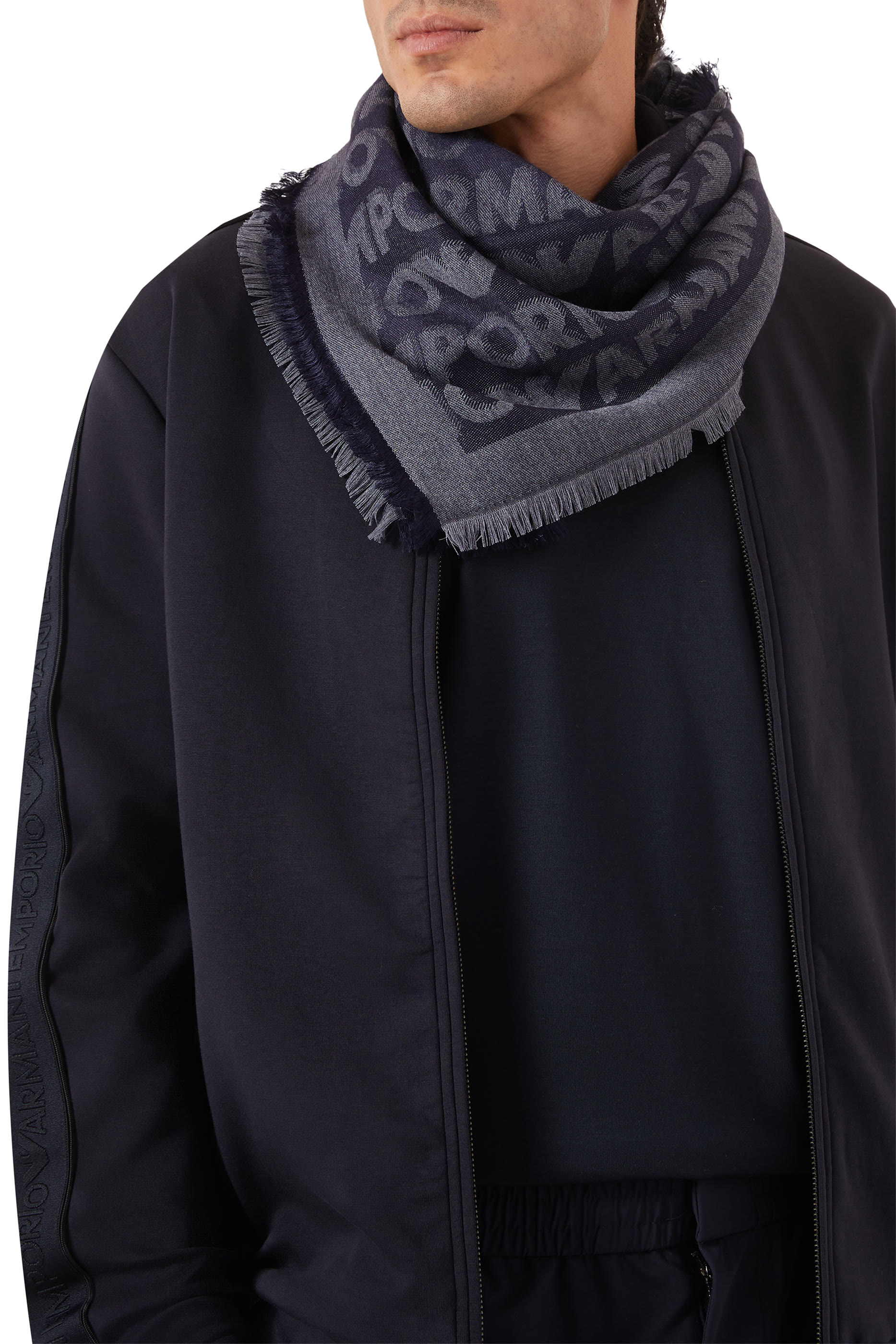 وشاح بنقشة شعار الماركة