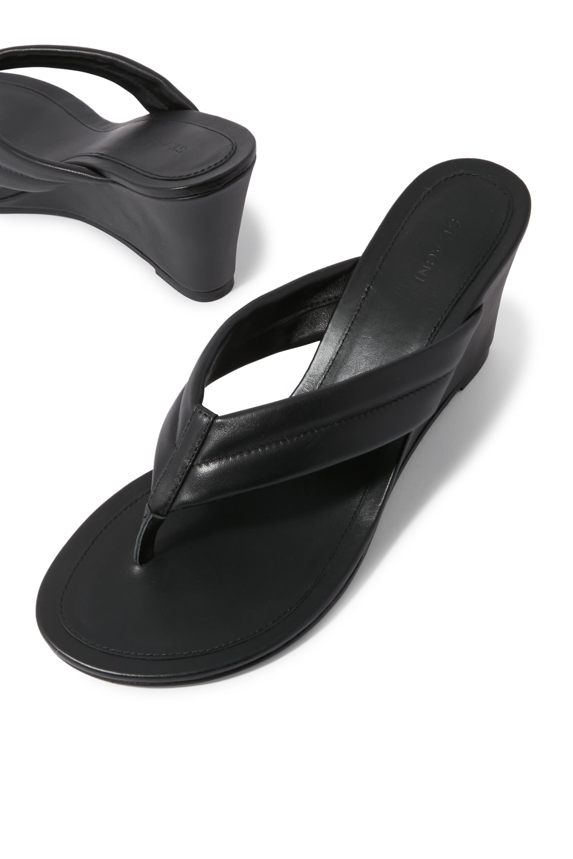 صندل 80 بتصميم ثونج بتفاصيل محاكة وكعب ويدج