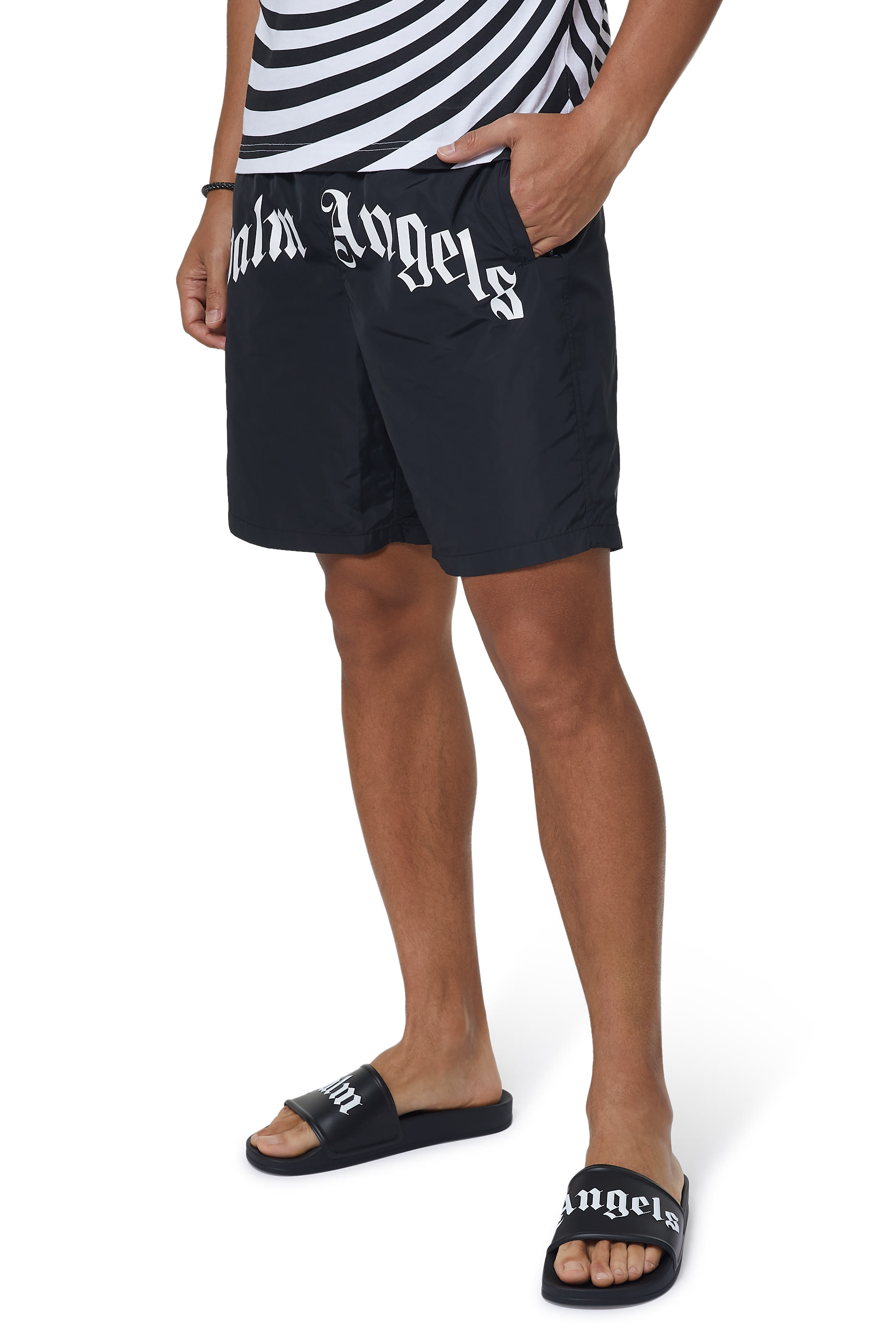 حذاء مفتوح بطبعات شعار الماركة