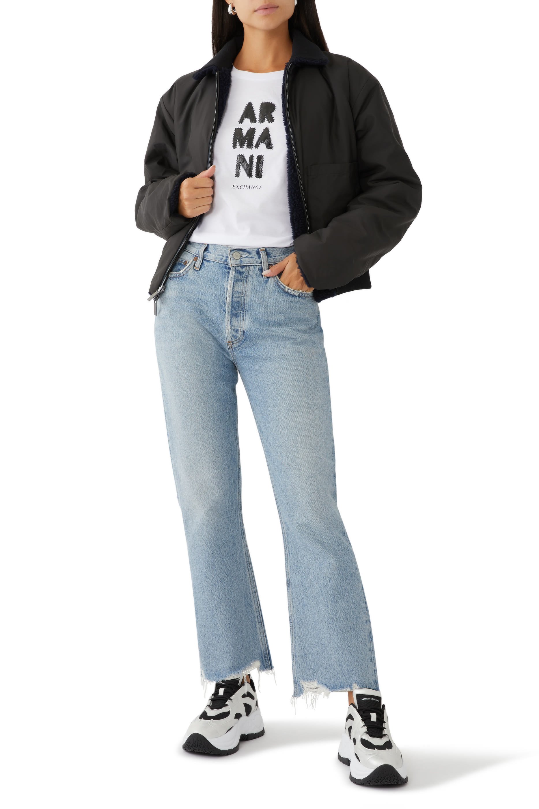 تيشيرت بقصة ضيقة وياقة ضيقة