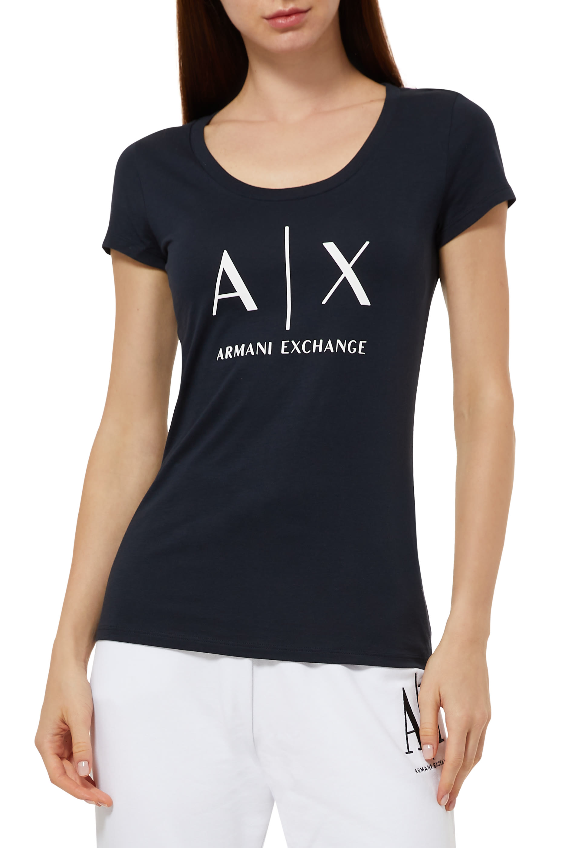 تي شيرت كلاسيكي بفتحة رقبة عميقة