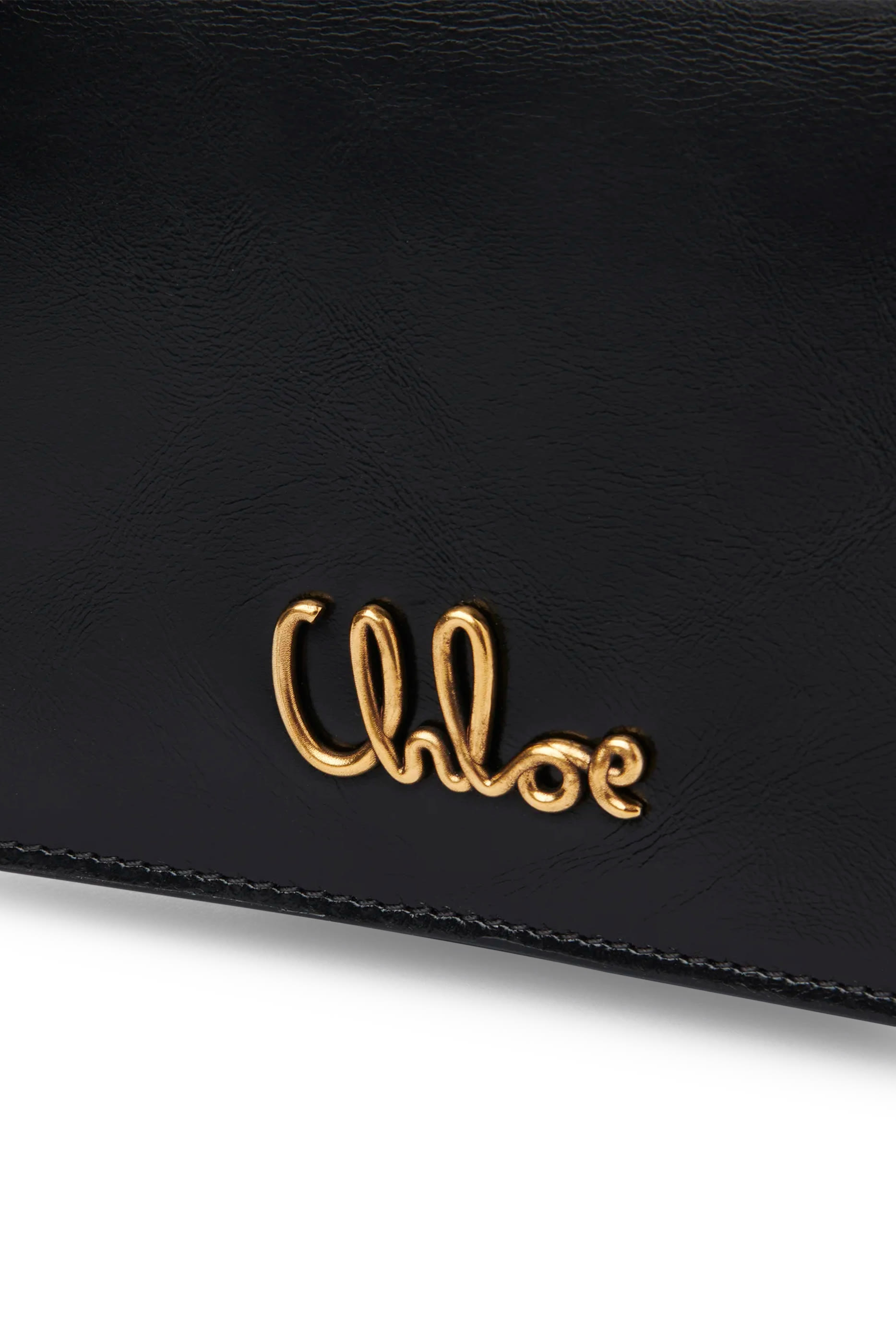 محفظة بغطاء قلاب مزينة بشعار الماركة وسلسلة