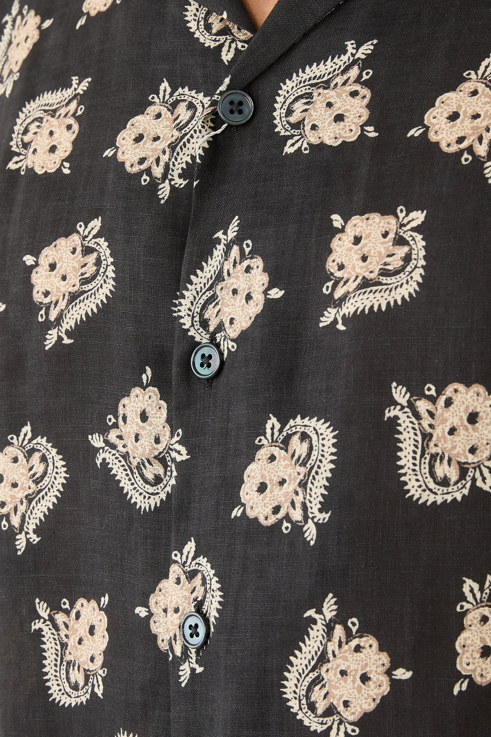 قميص بياقة مطوية ونقشة كتان