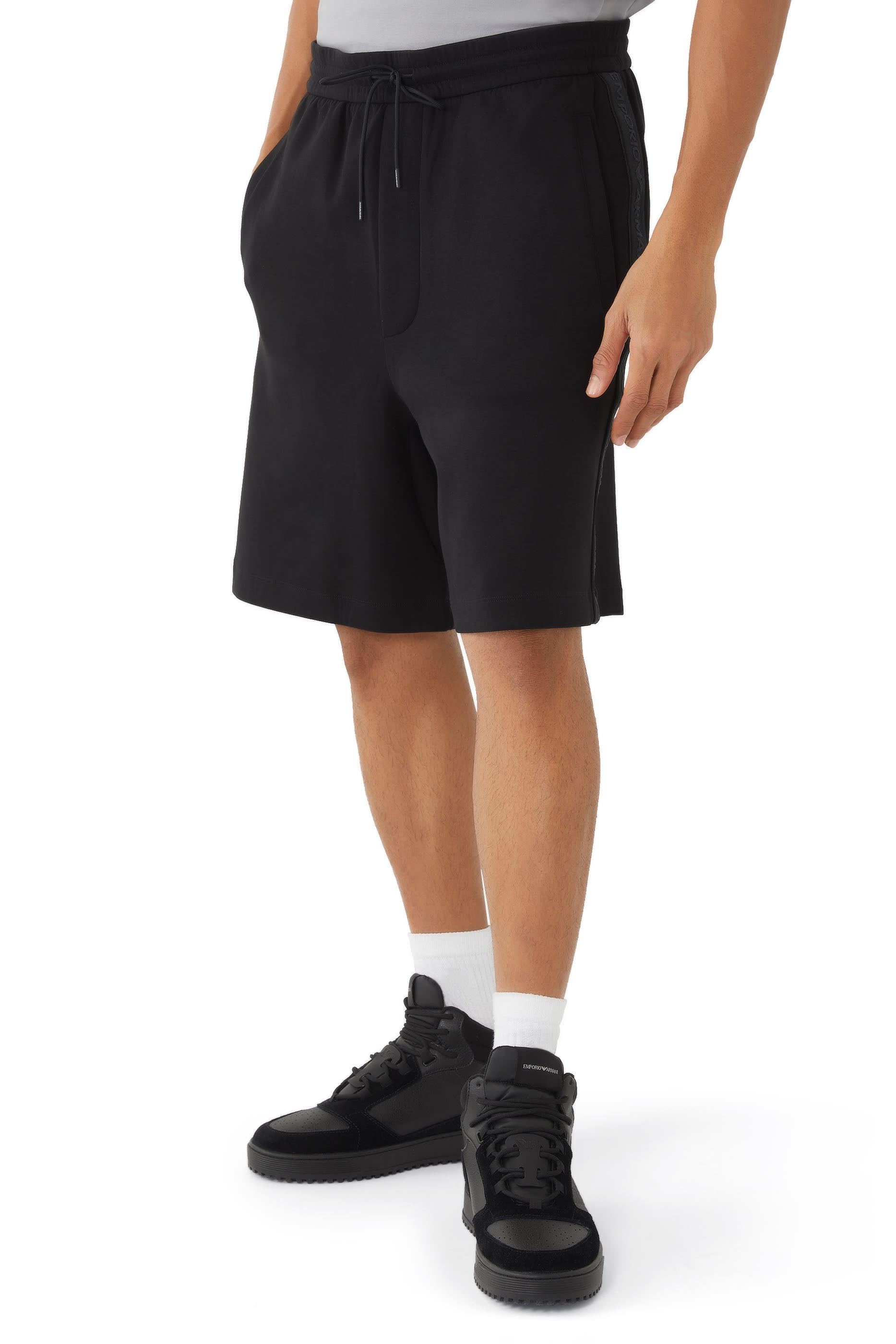 شورت رياضي بشريط شعار الماركة