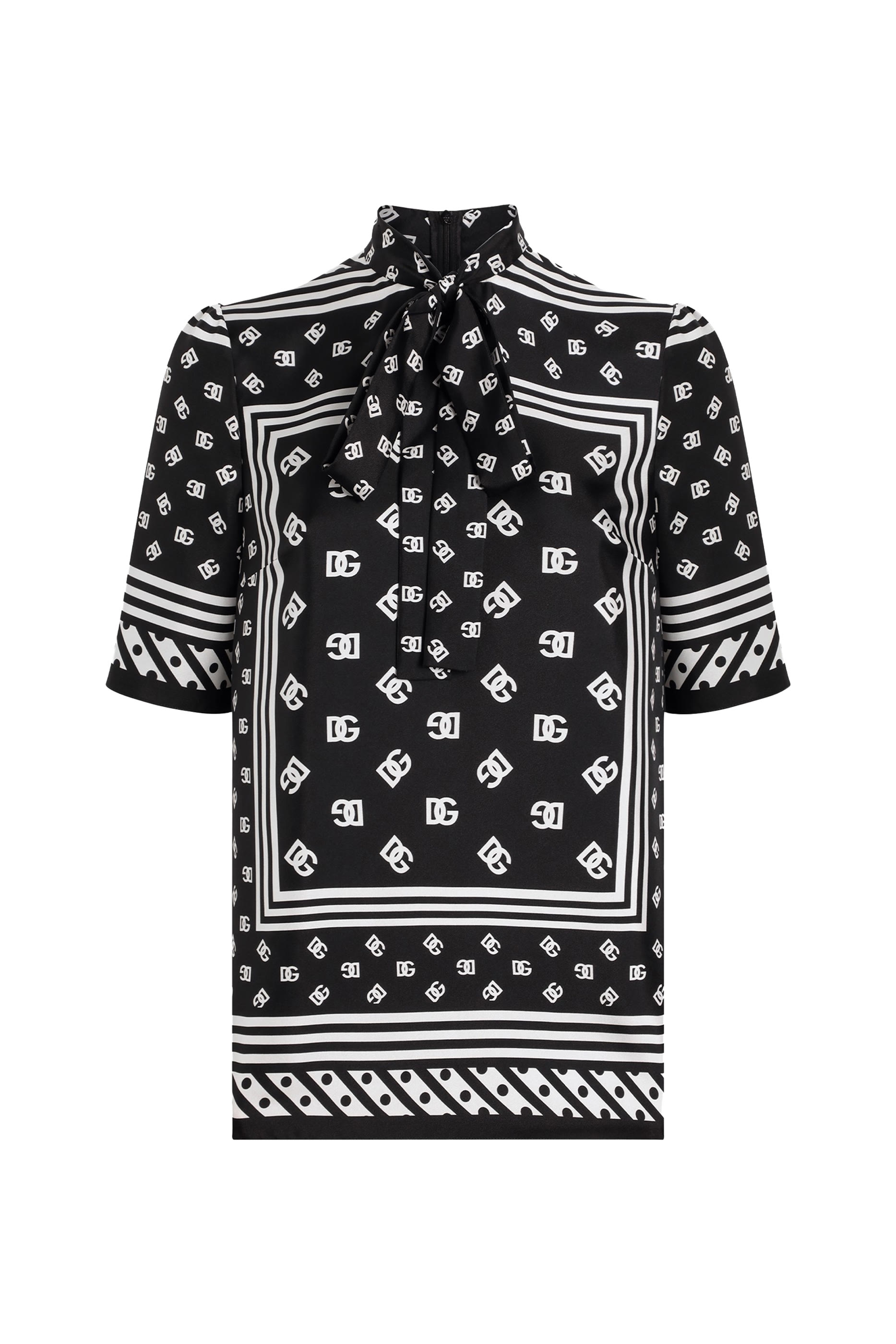 بلوزة بأكمام قصيرة وشعار الماركة حرير