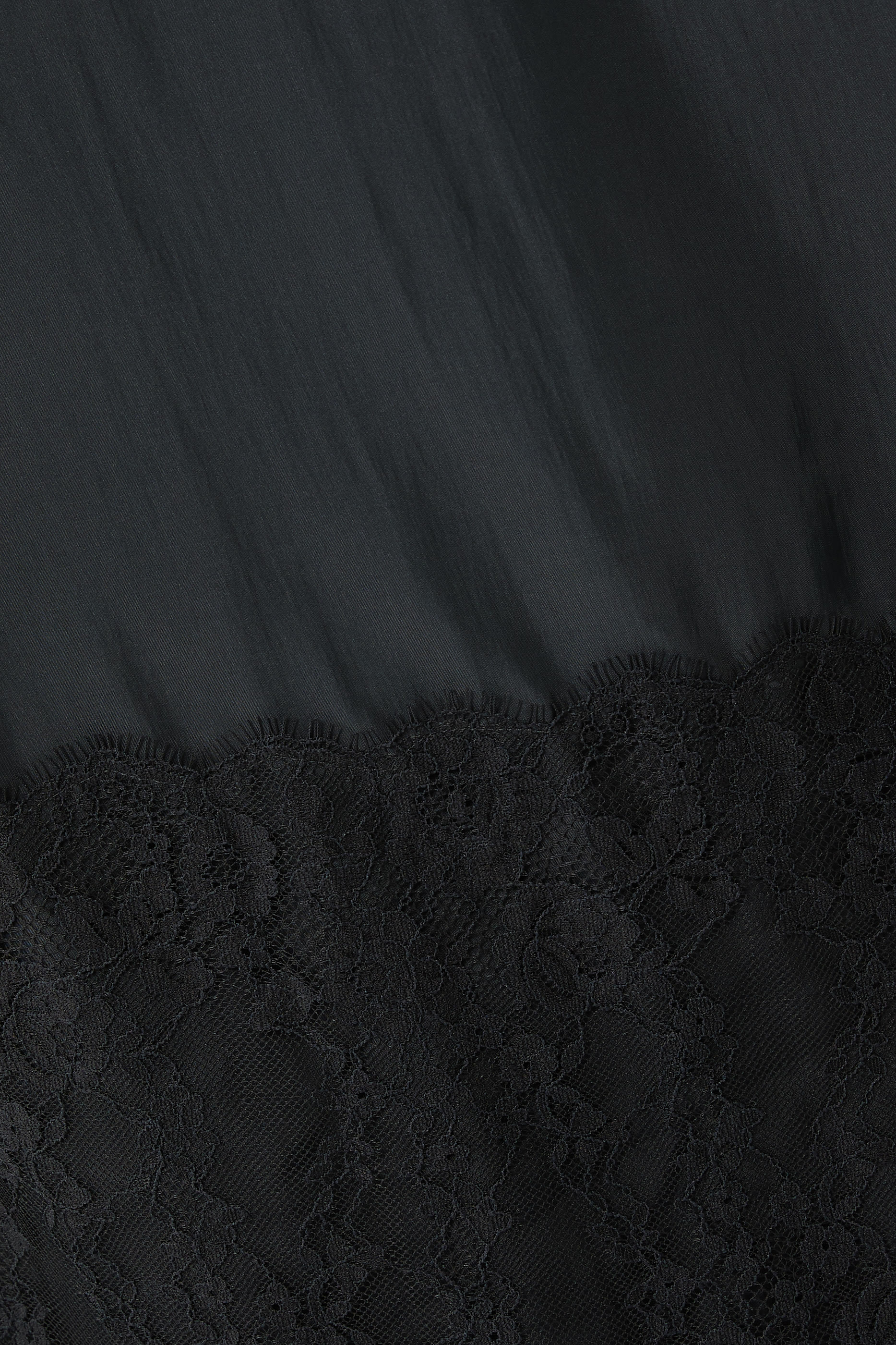 فستان هابوتاي طويل بأكمام طويلة ولمسة من الدانتيل