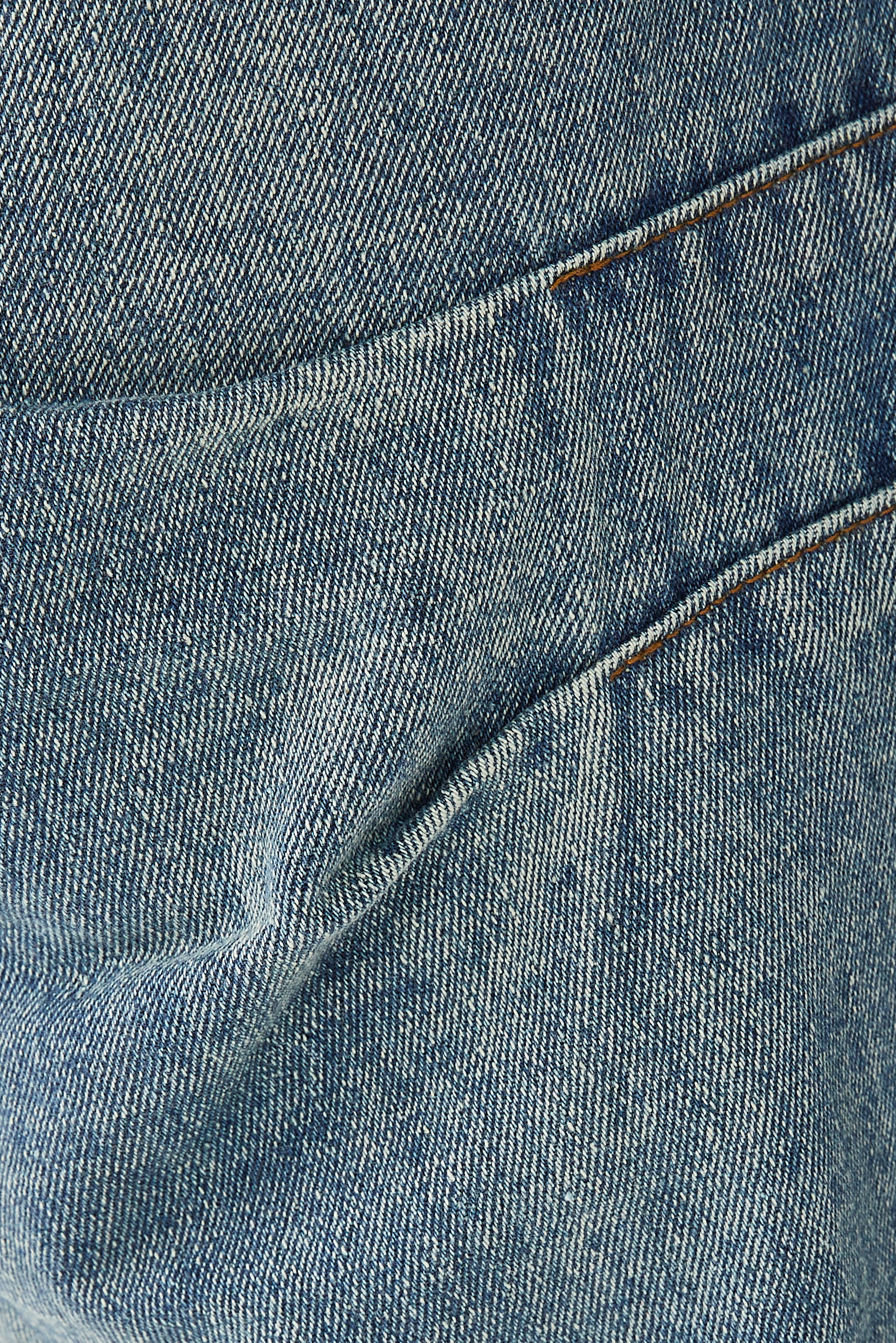 بنطال جينز بطية على الساق