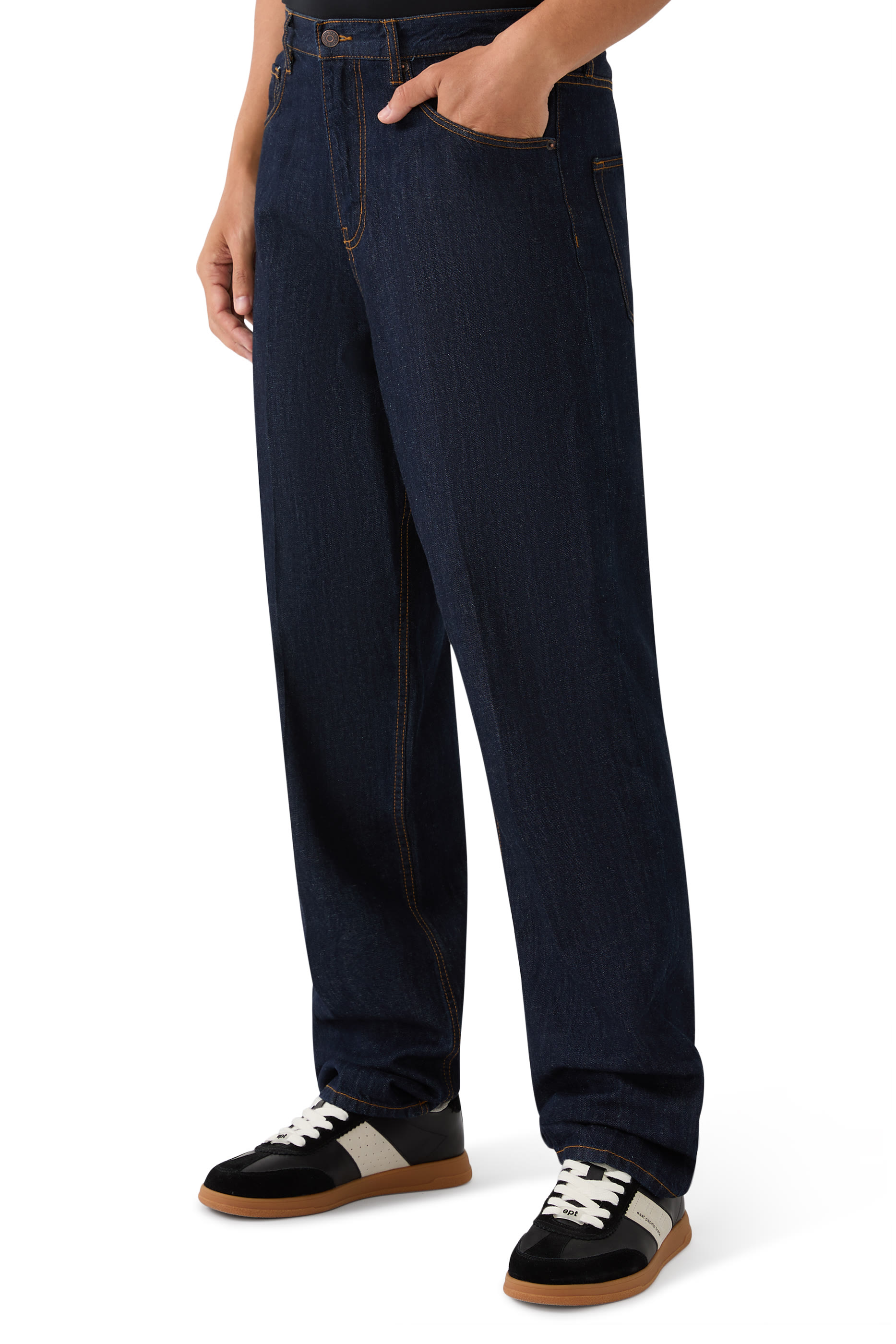 بنطال دنيم بقصة واسعة