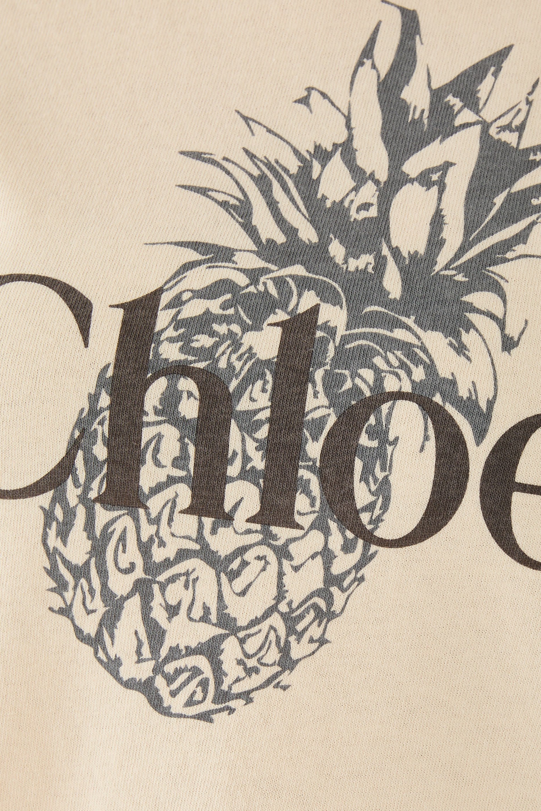 تيشيرت بقصة ضيقة وطبعة شعار الماركة قطن