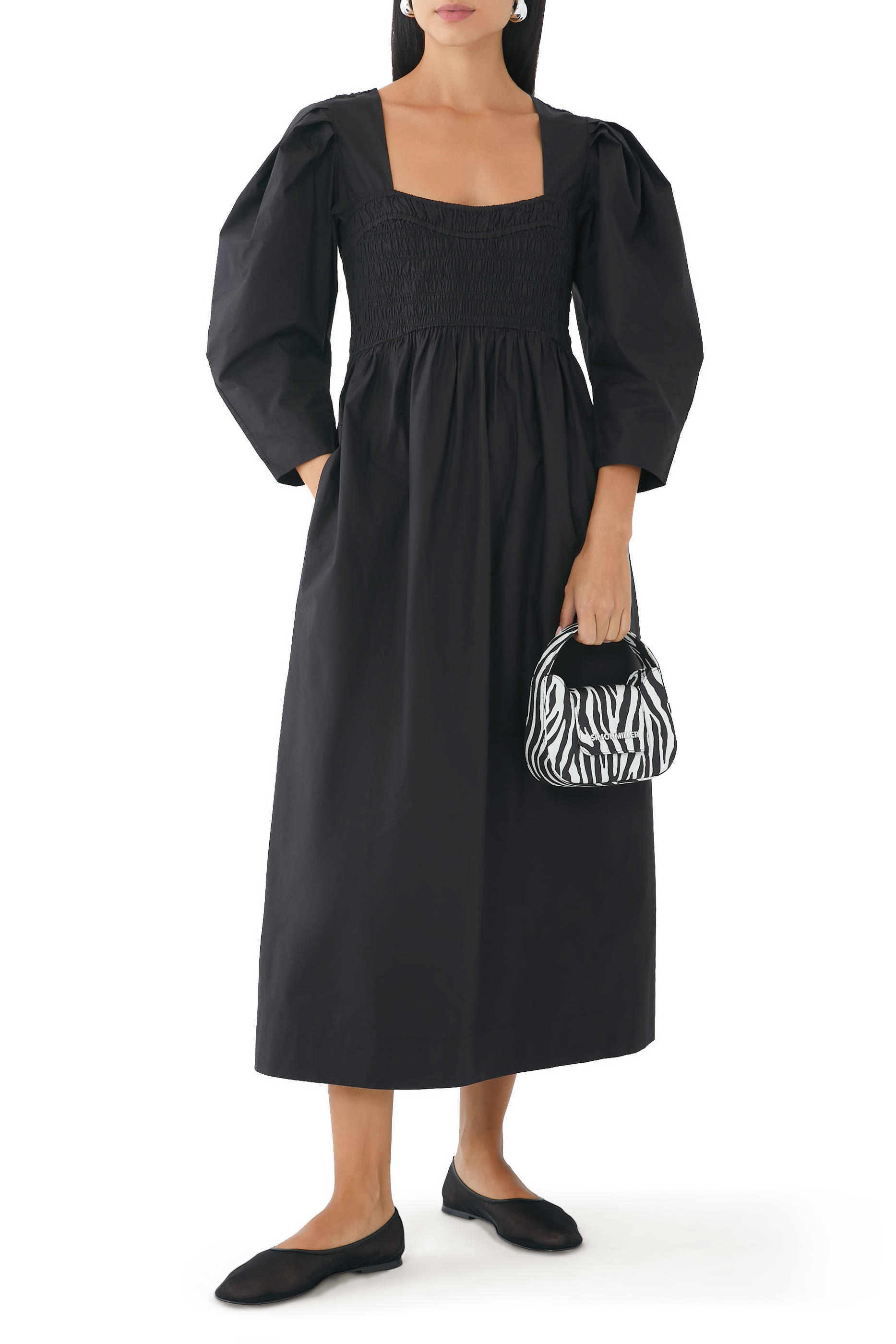 فستان بياقة مكشكشة مفتوحة