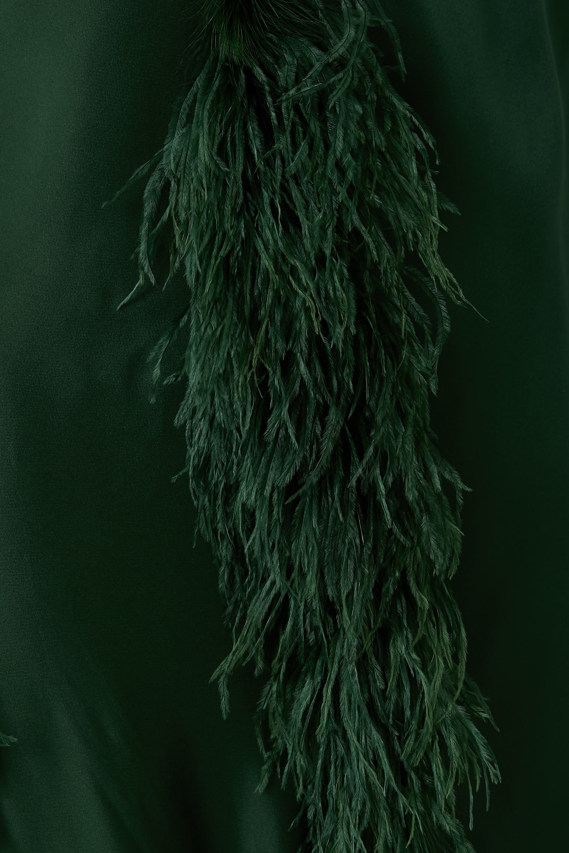 قفطان ستان بأكمام طويلة وحافة بالريش