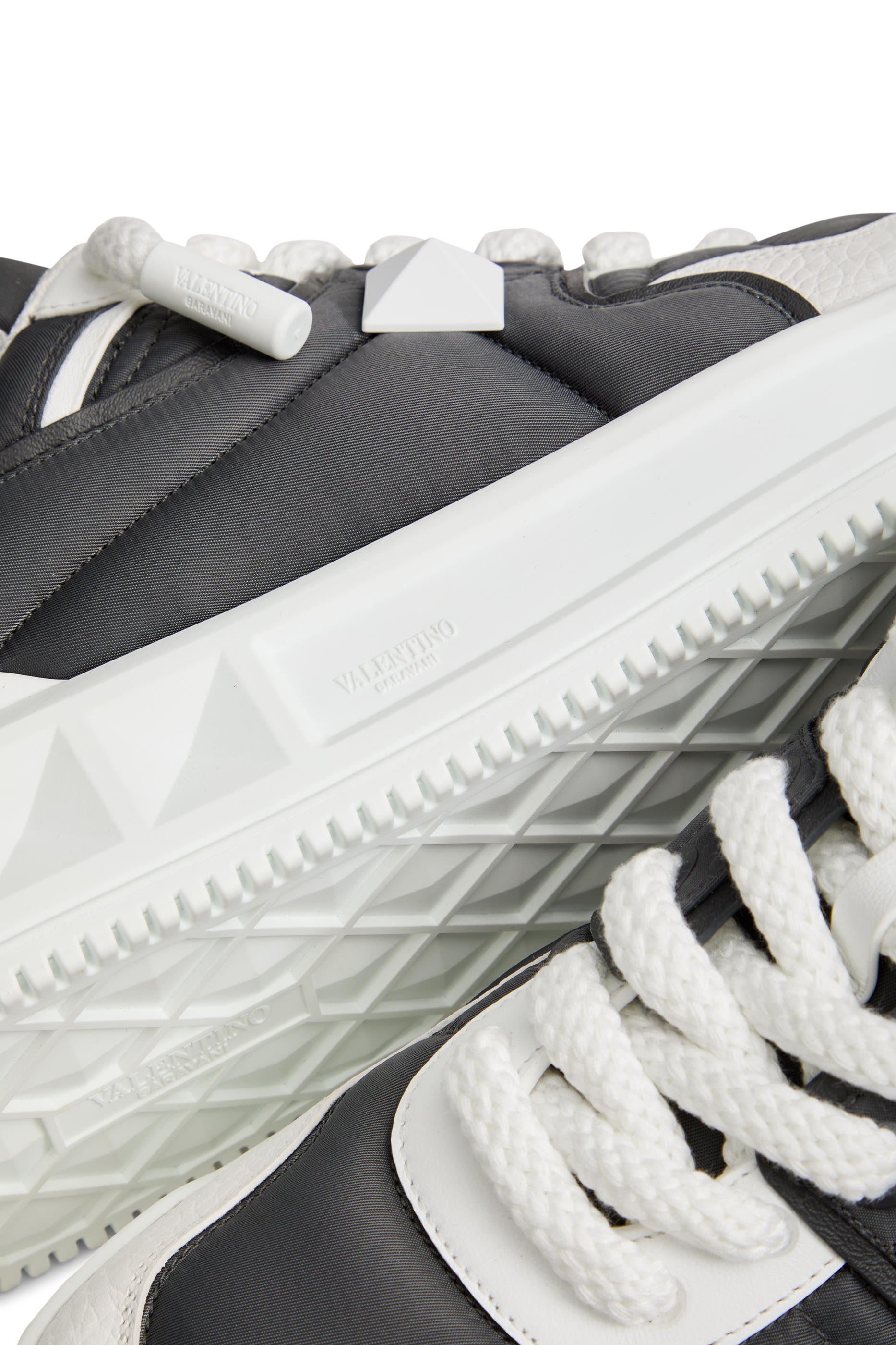 سنيكرز  XL مزين بحلي هرمية