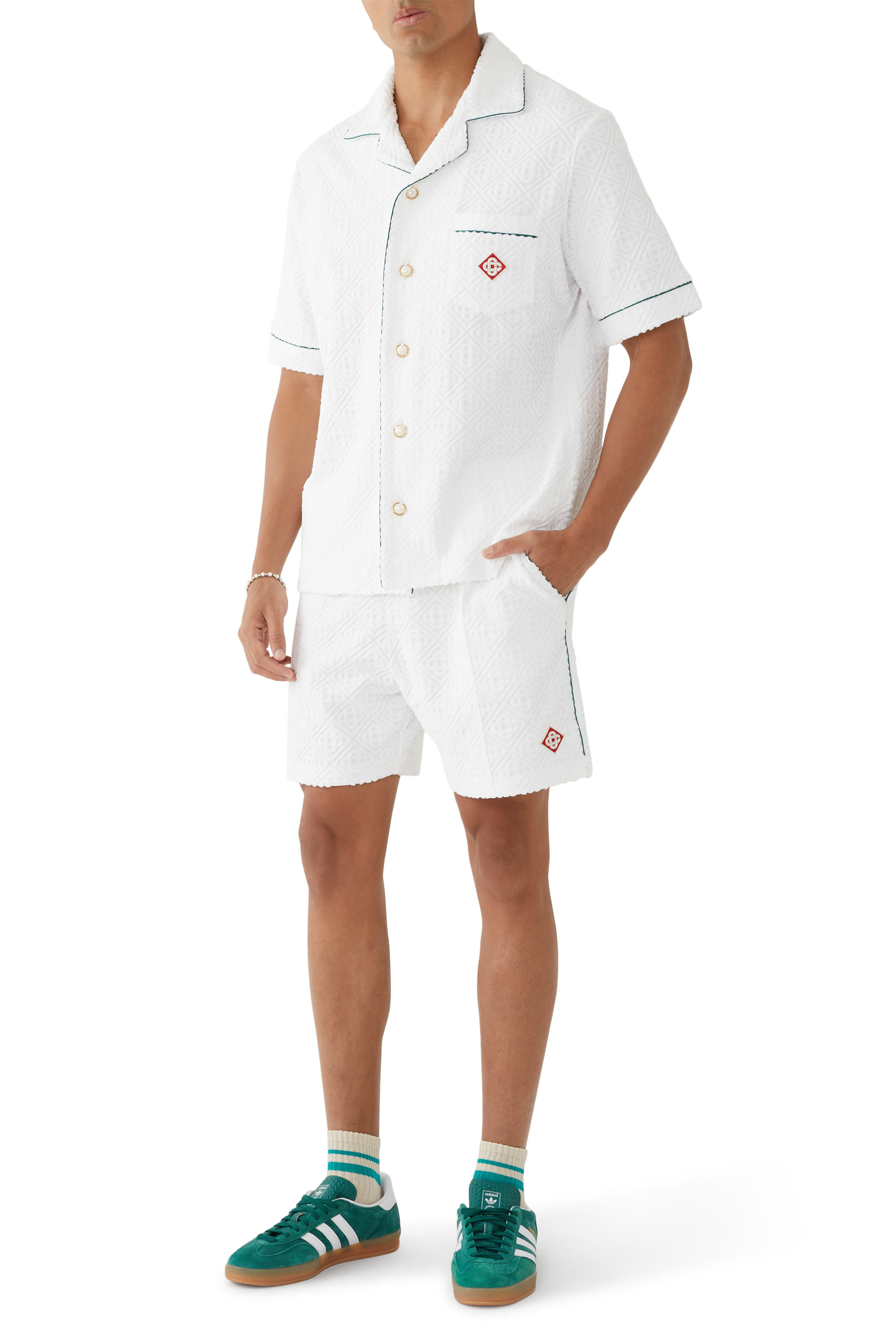 قميص بنقشة حروف شعار الماركة بملمس بارز