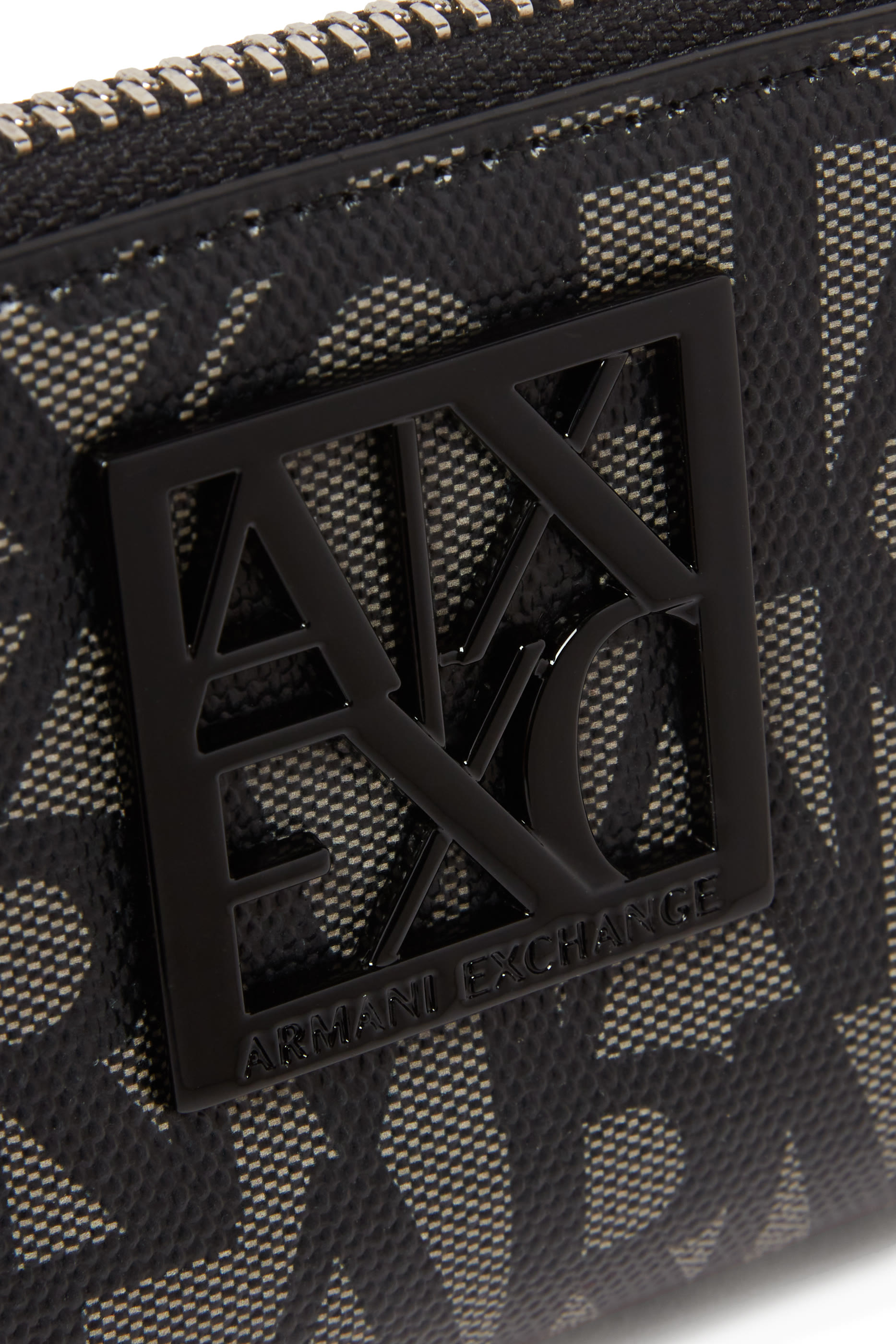 محفظة سوزي بسحاب وحروف شعار الماركة