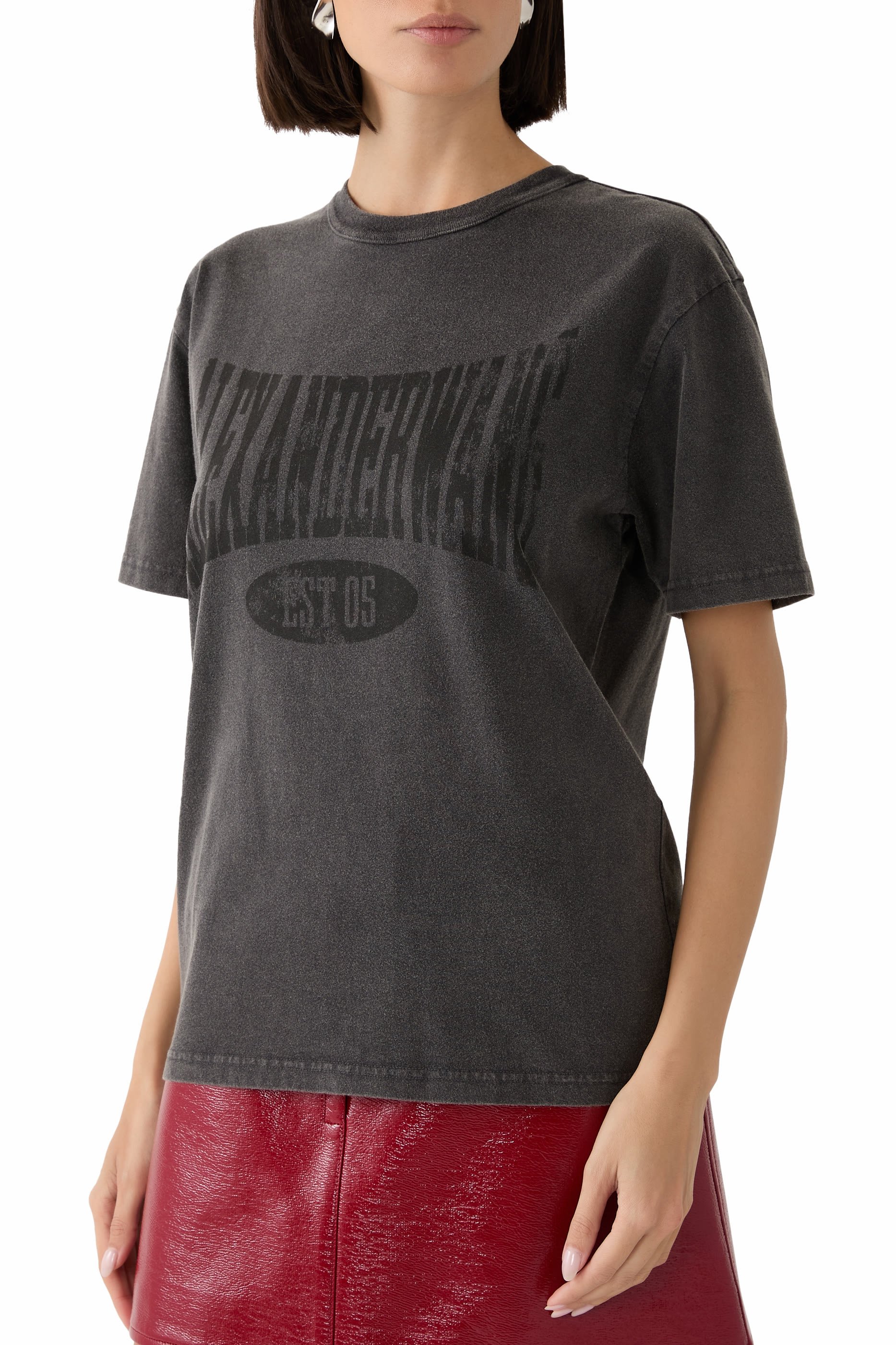 تيشيرت بأكمام قصيرة وشعار الماركة