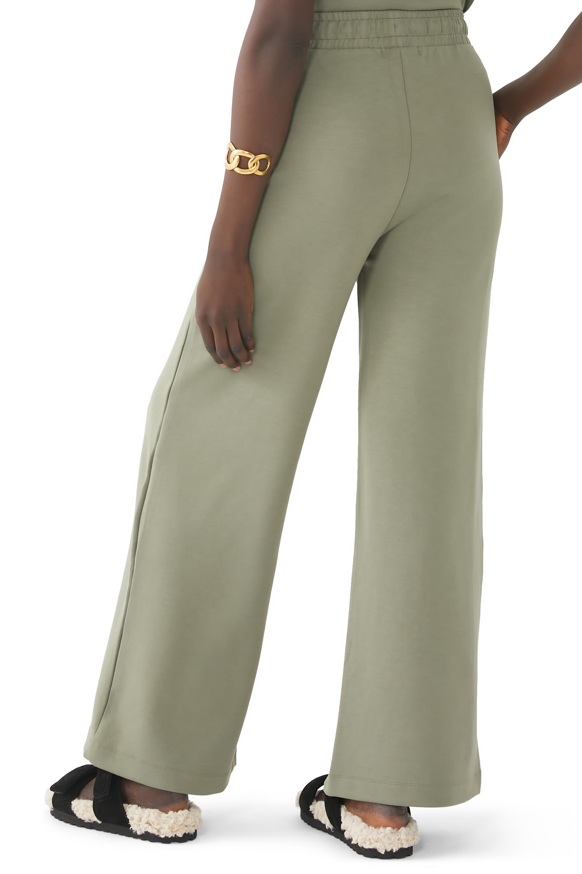 بنطال بقصة ساق واسعة