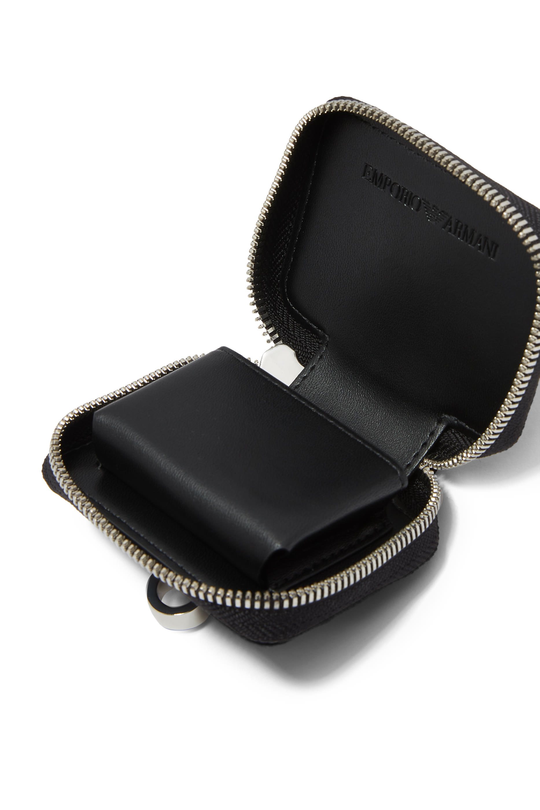 حافظة سماعات إيربودز بنقشة مموهة وشعار الماركة