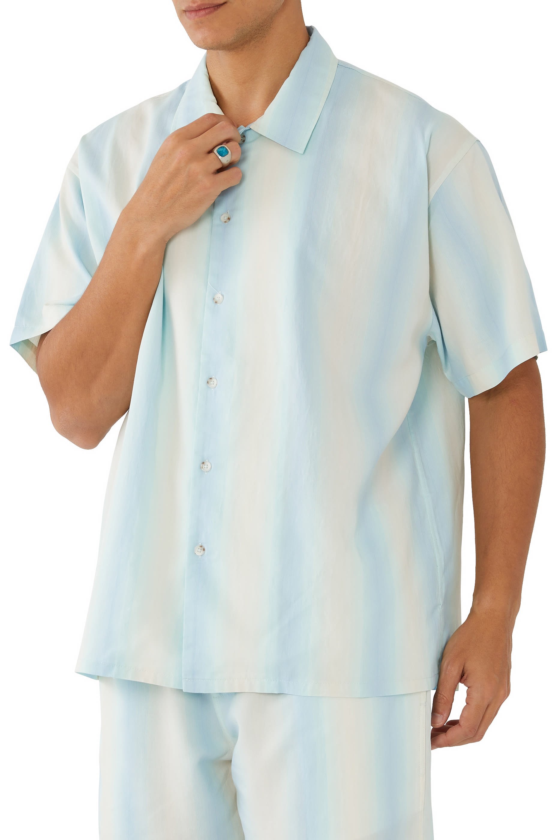 قميص مخطط بقصة واسعة