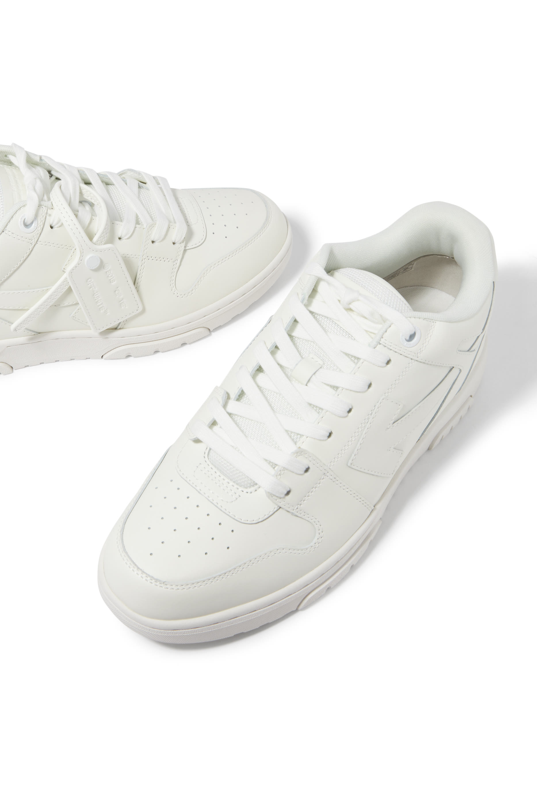 سنيكرز أوت أوف أوفيس