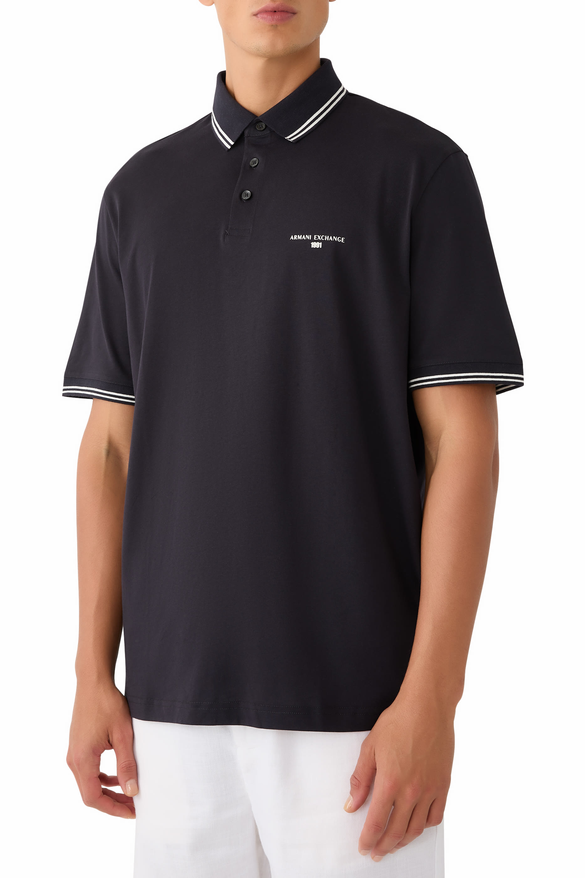 قميص بولو بنصف أزرار وشعار الماركة