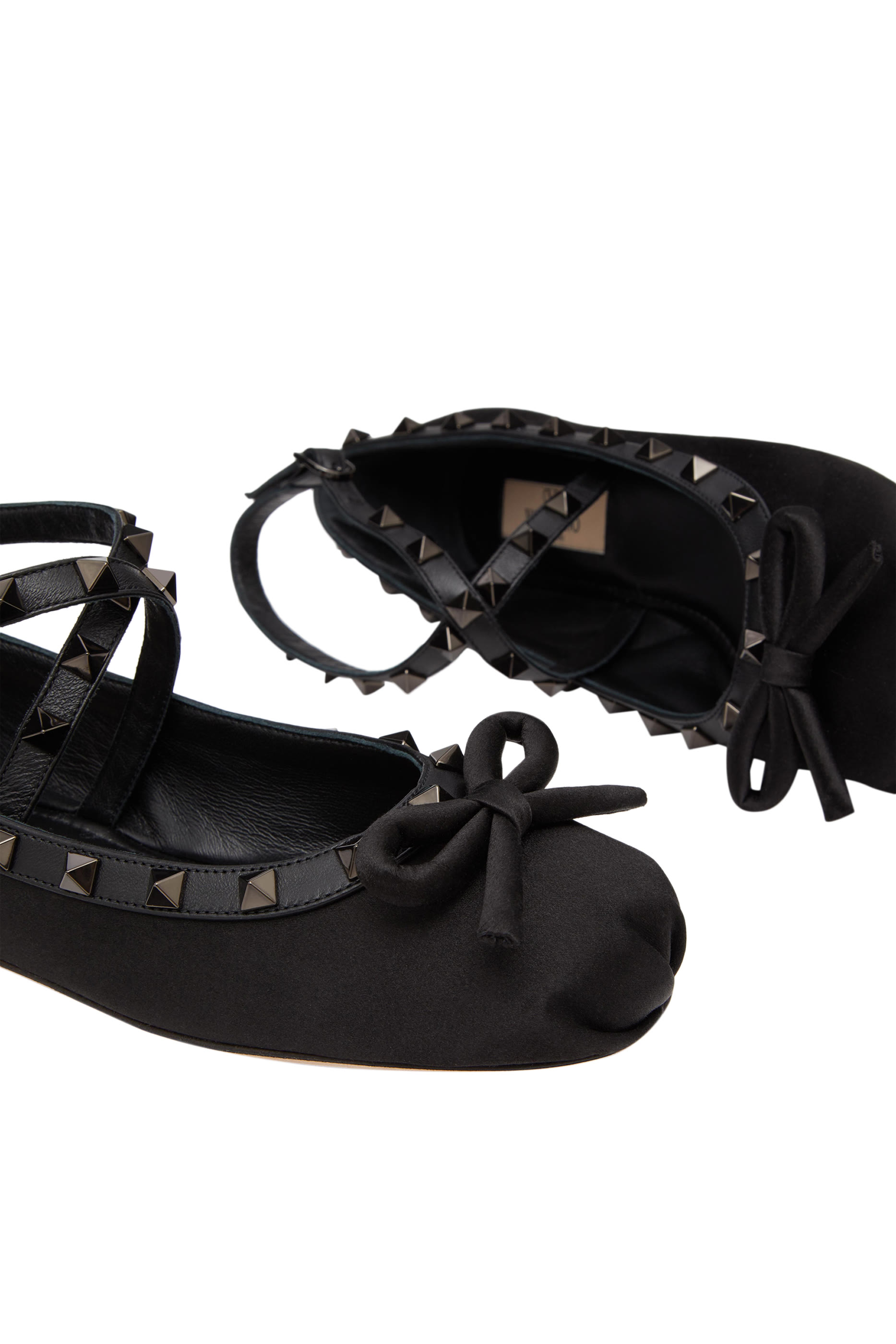 حذاء باليرينا فالنتينو غارافان بحلي هرمية بكعب مسطح