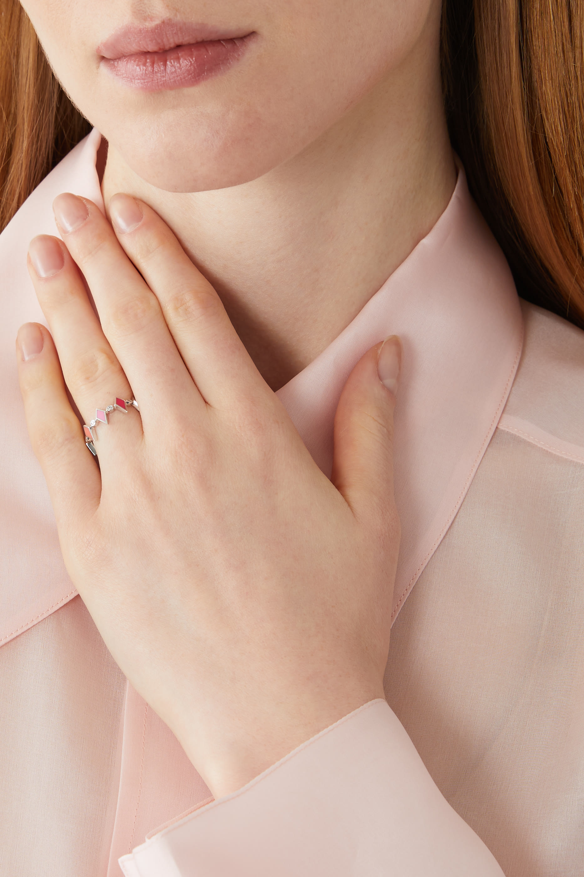 خاتم موزاييك مرصع بالماس بمينا متعددة الألوان ذهب أبيض عيار 18