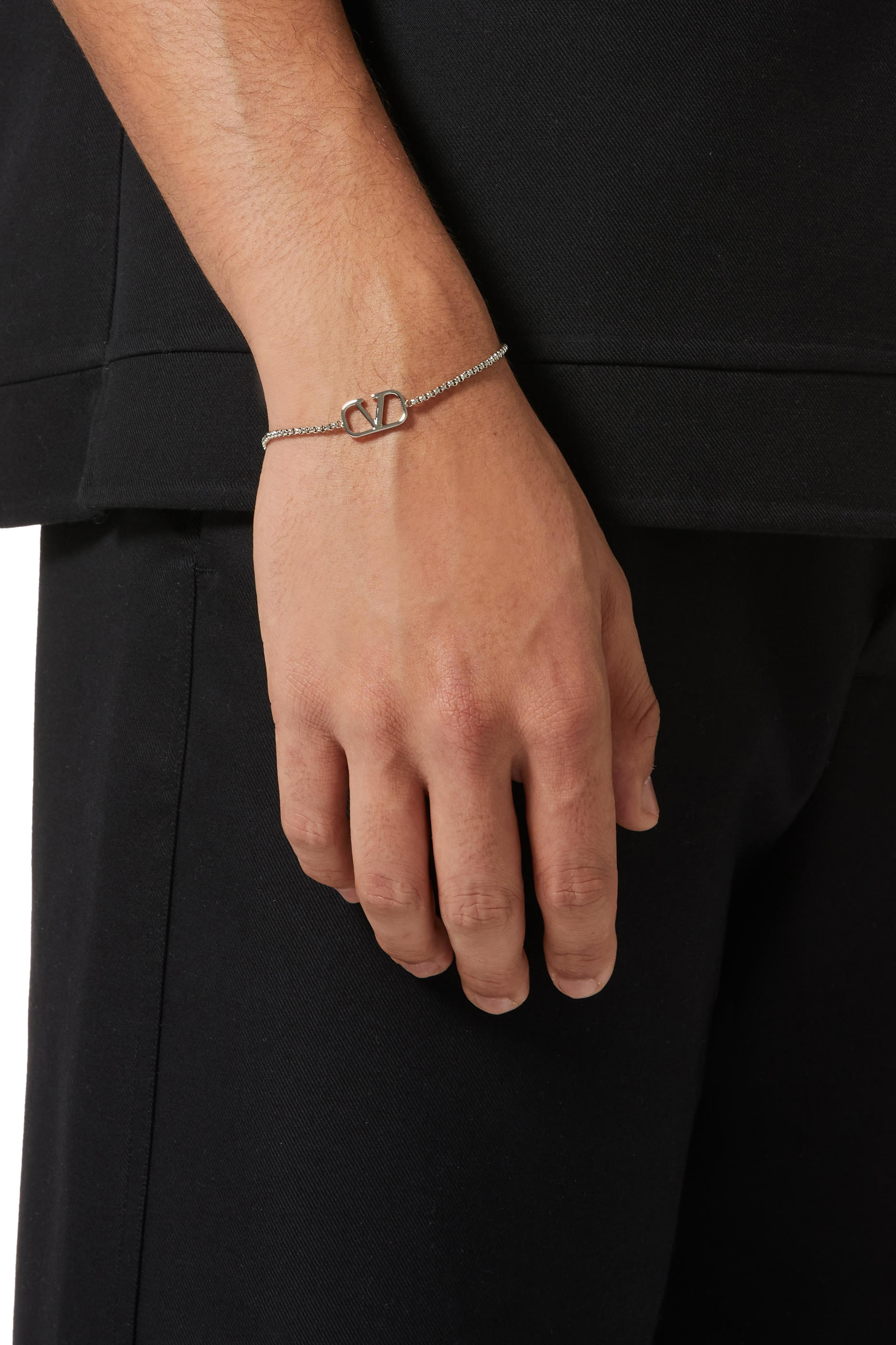 سوار مزين بشعار V