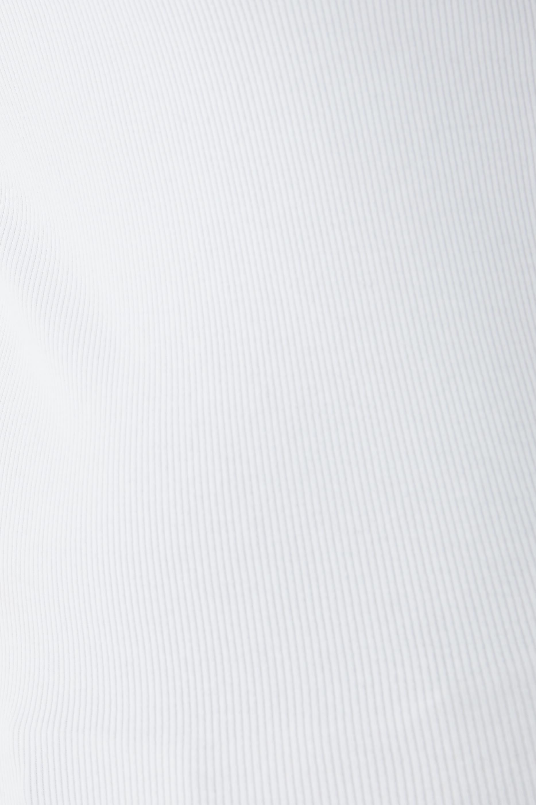 بلوزة إيفا بلا أكمام بقصة ضيقة