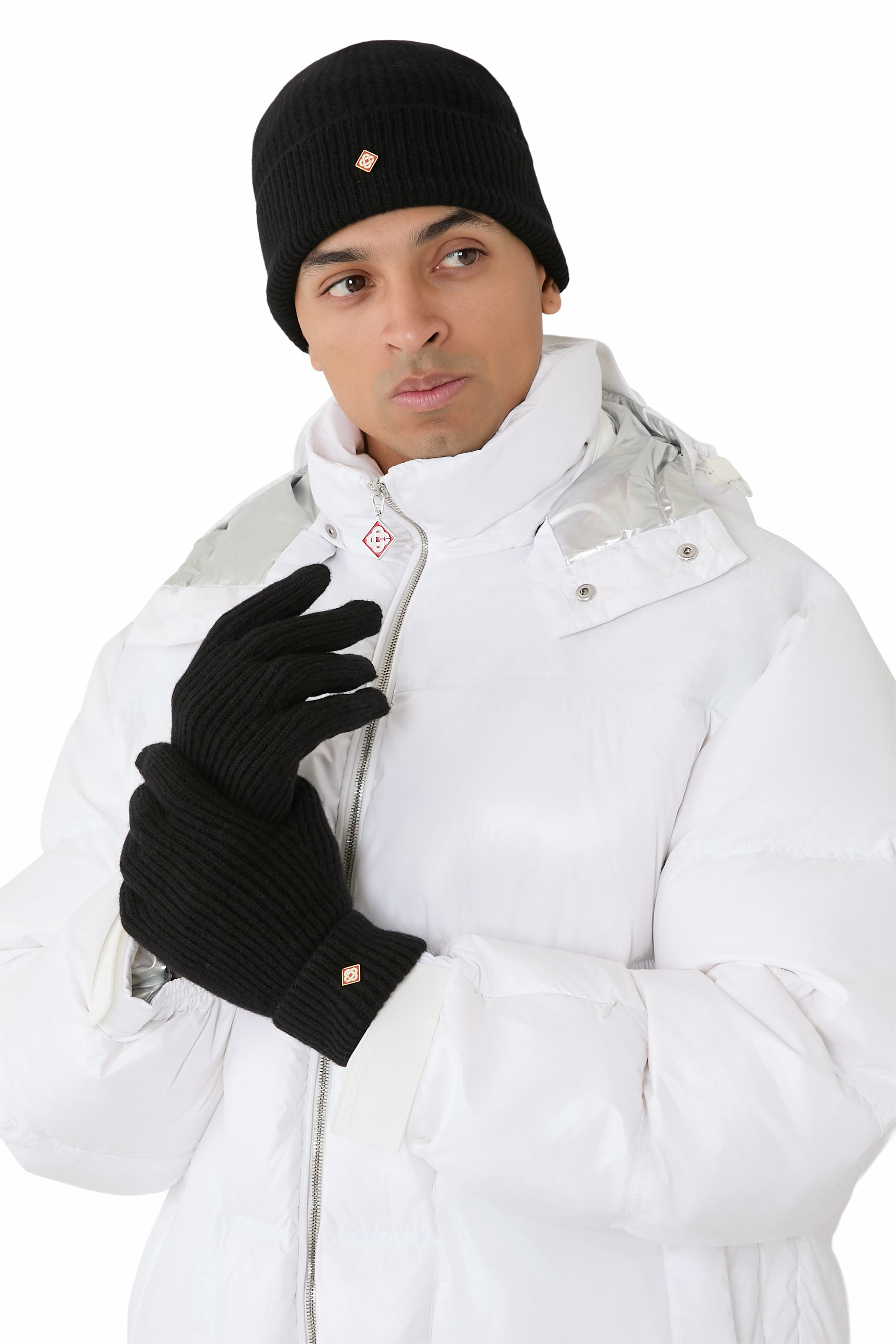 قفازات بأساور مضلعة وشعار الماركة