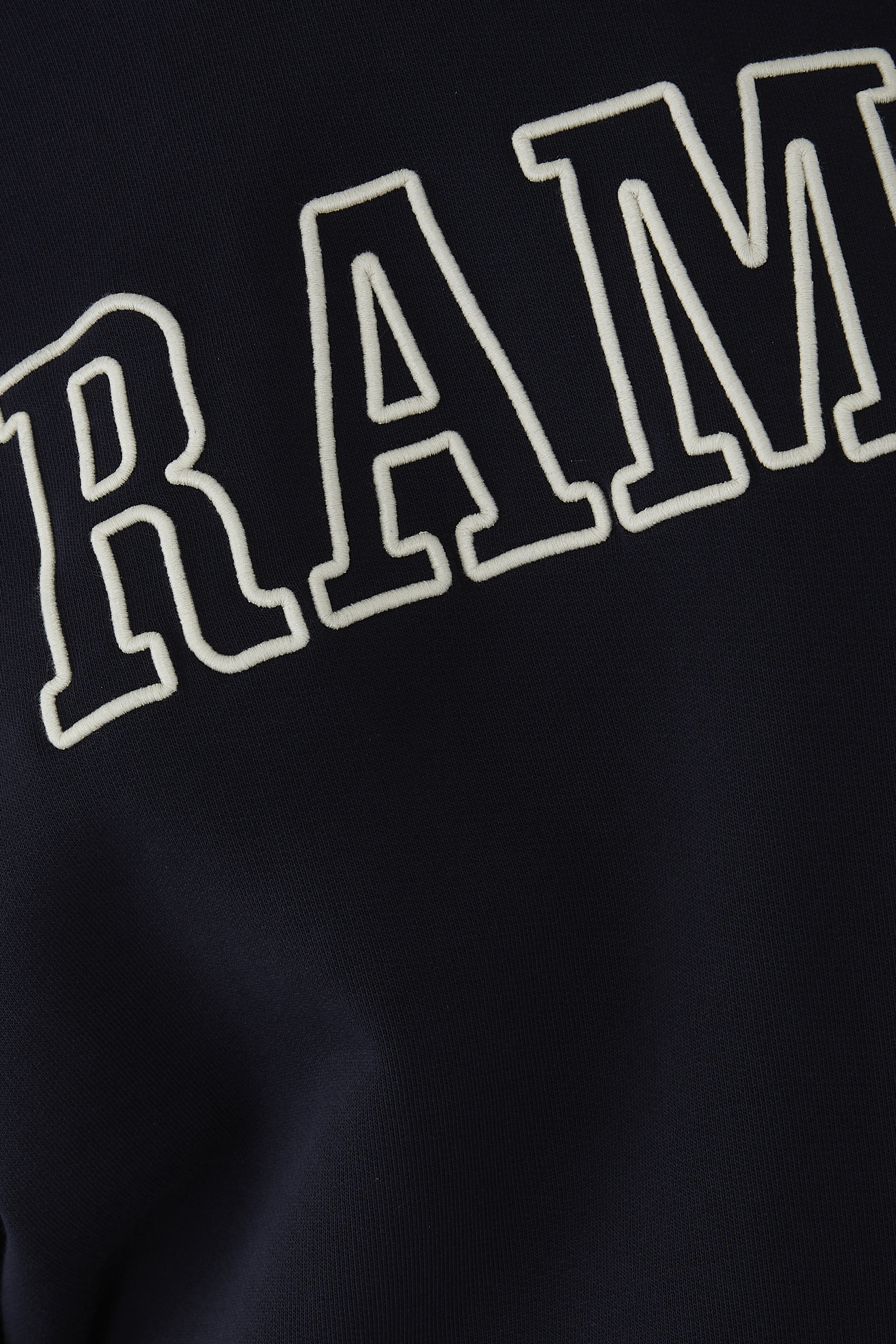 سويت شيرت بشعار الماركة بحروف كبيرة