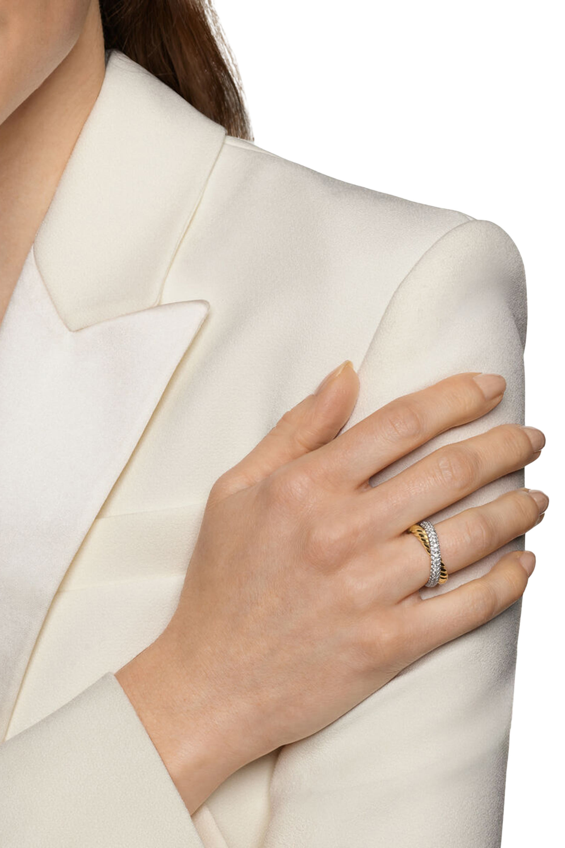 خاتم بتصميم متقاطع بحلقتين مرصع بالماس، ذهب أصف عيار 18