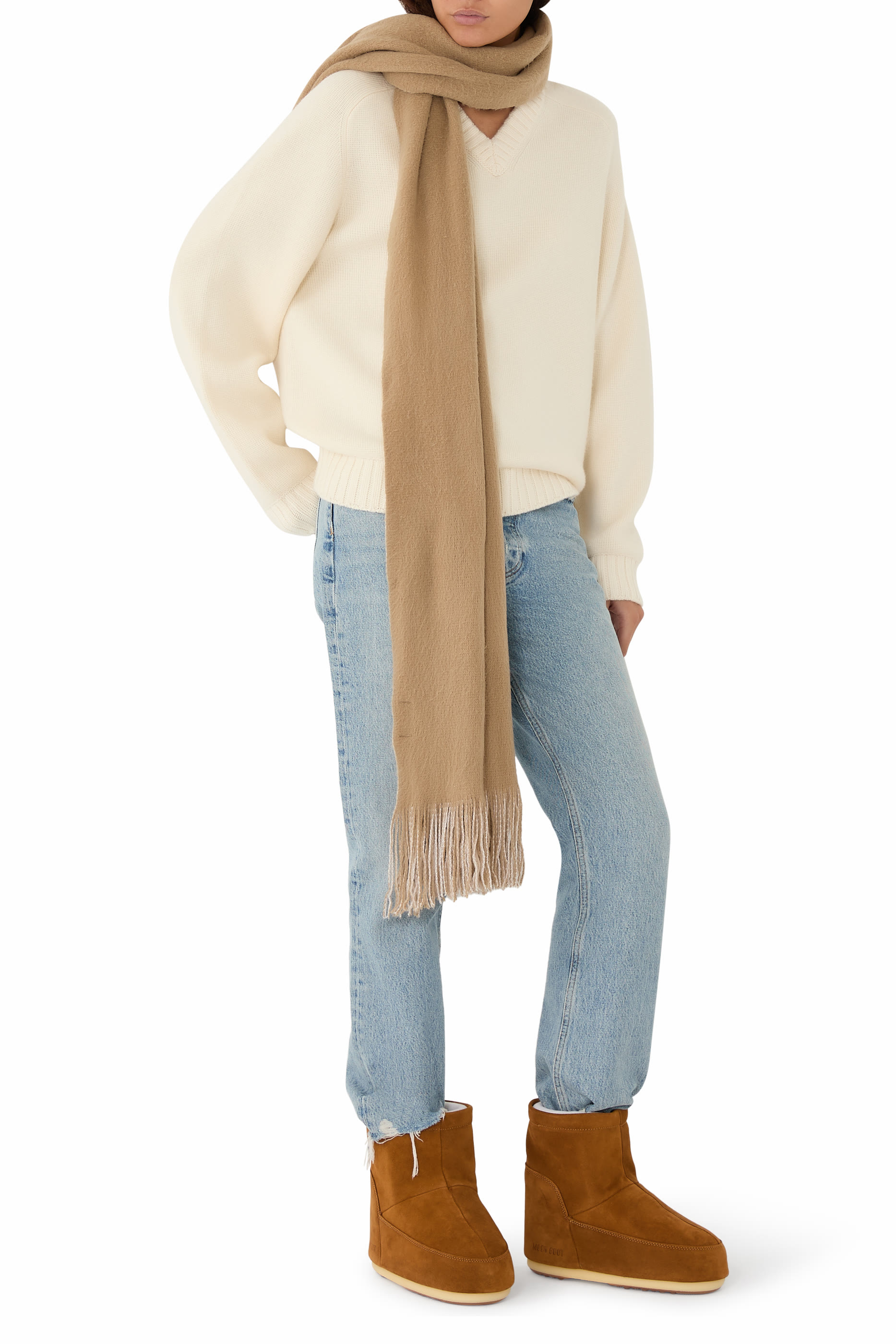 حذاء بوت مزين بشعار الماركة شمواه