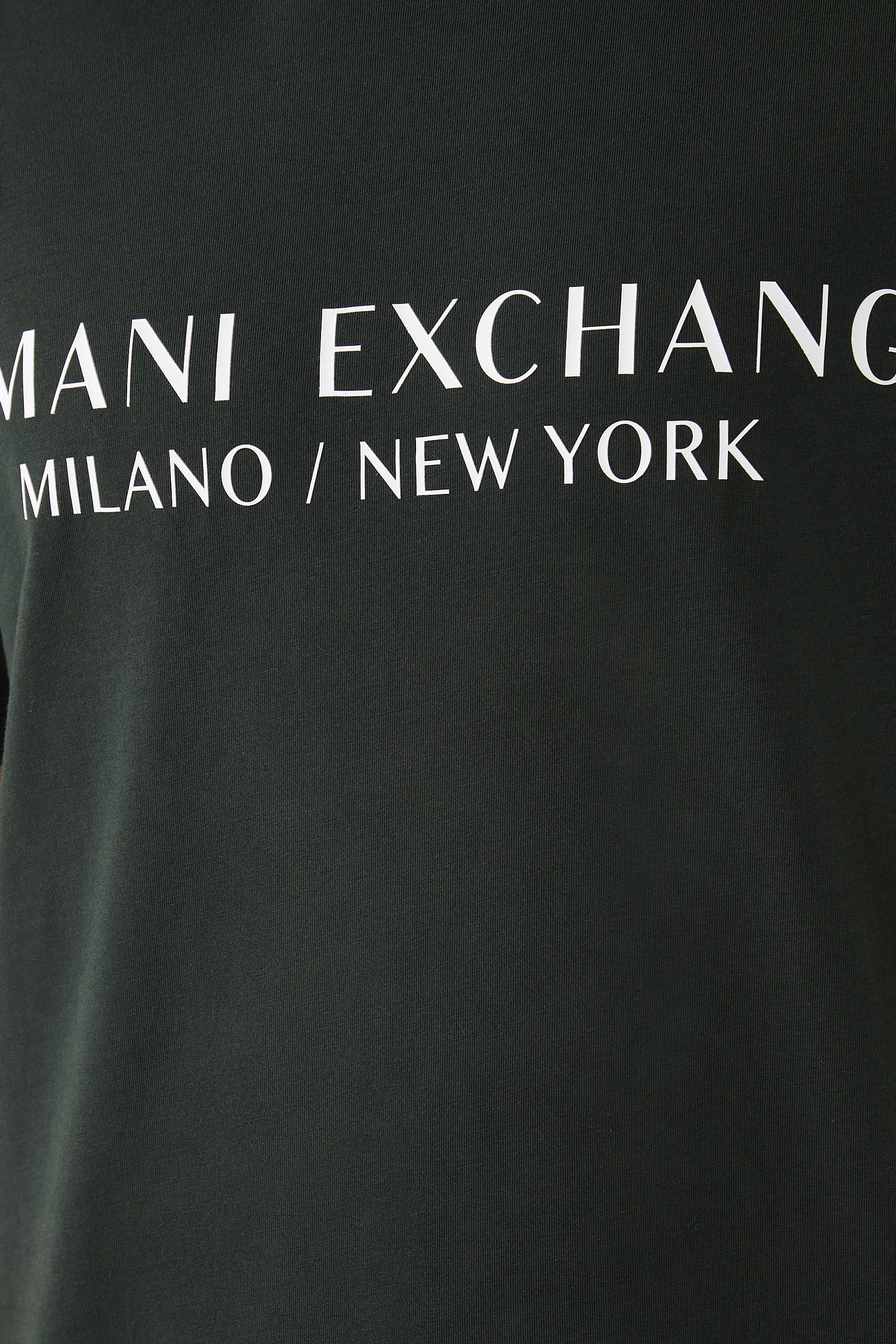 تيشيرت بشعار الماركة بقصة عادية