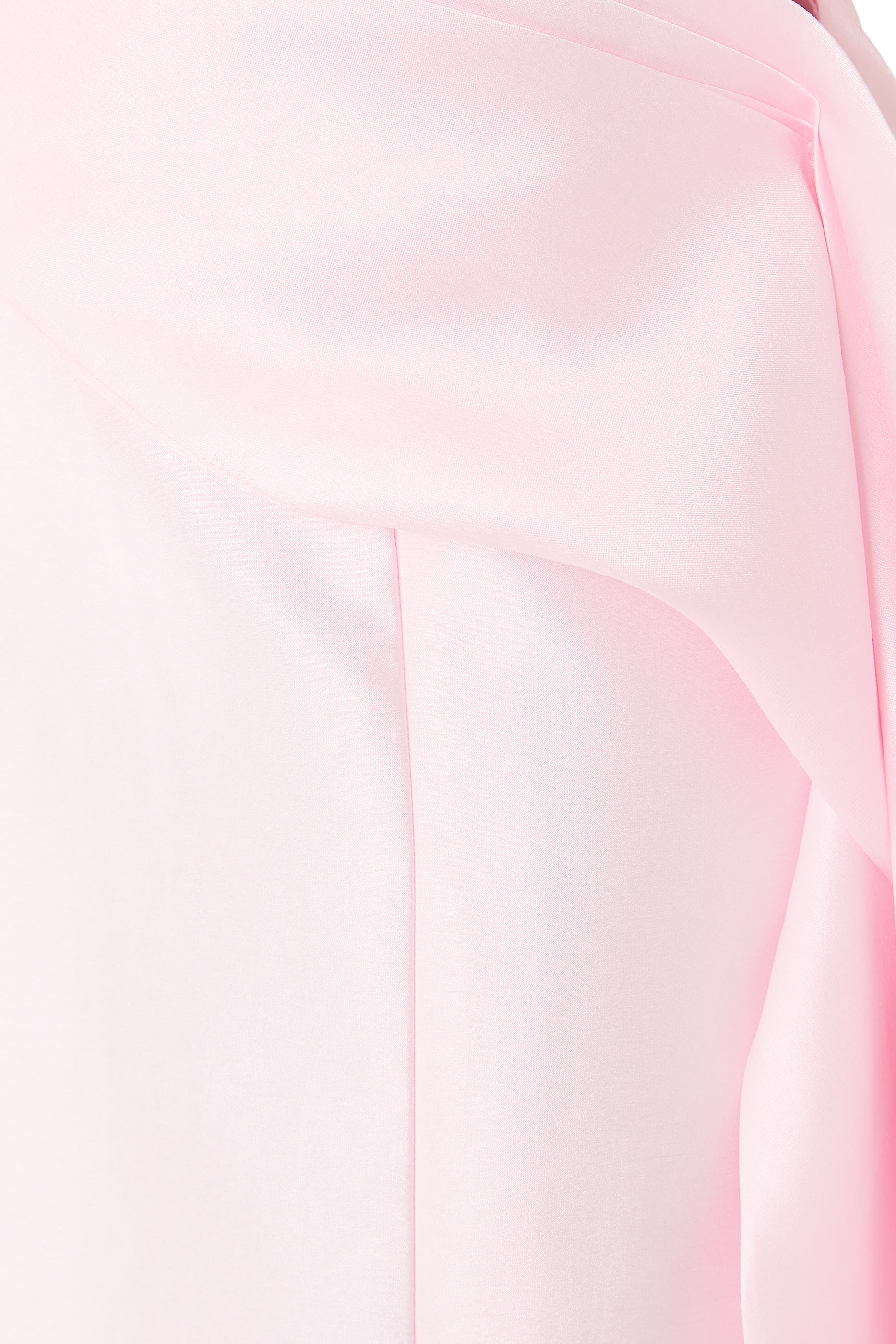 فستان ميكادو بقصة ضيقة وكتف مكشوف مع ذيل جانبي