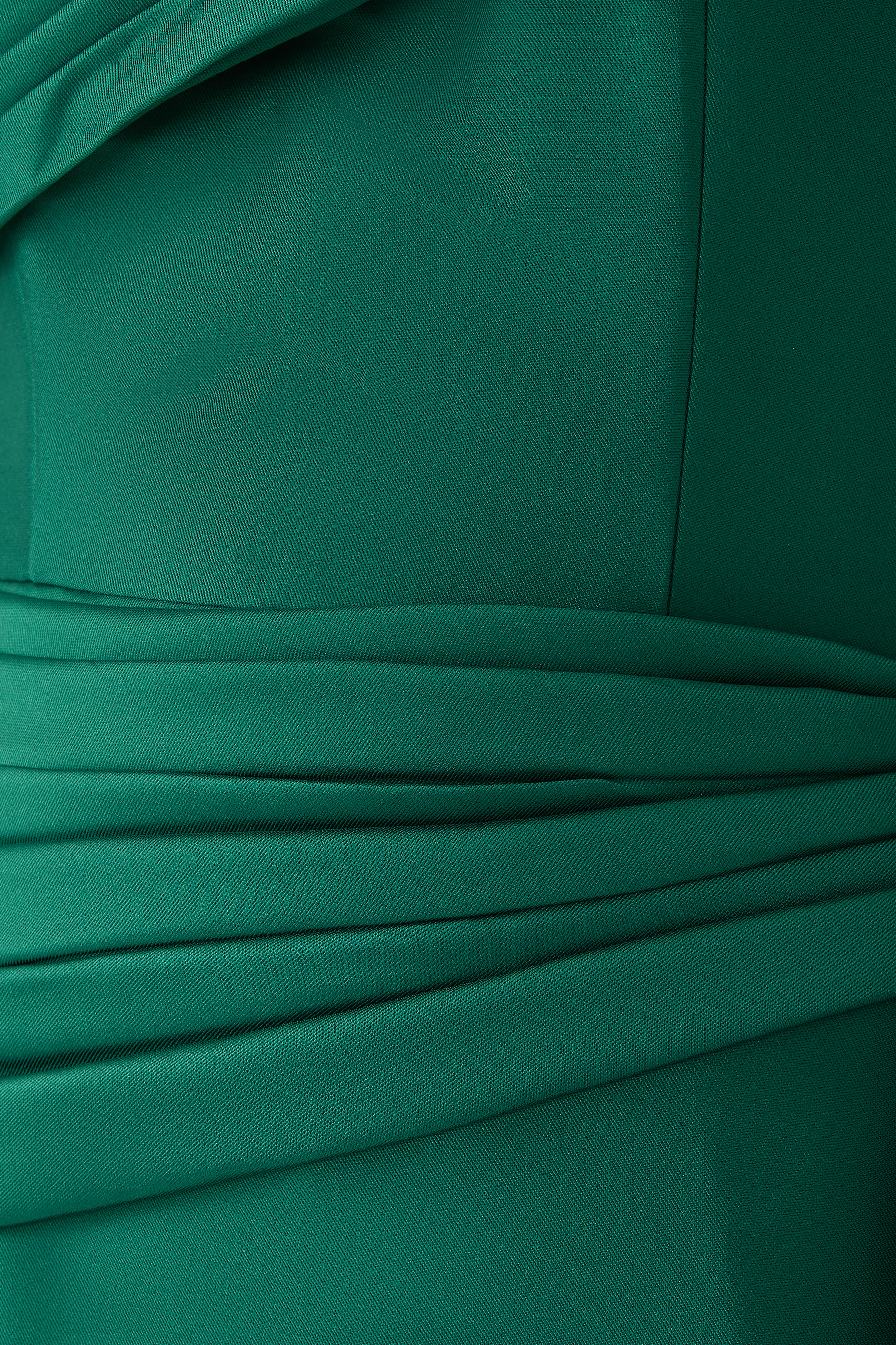 فستان بأكتاف مكشوفة درابيه