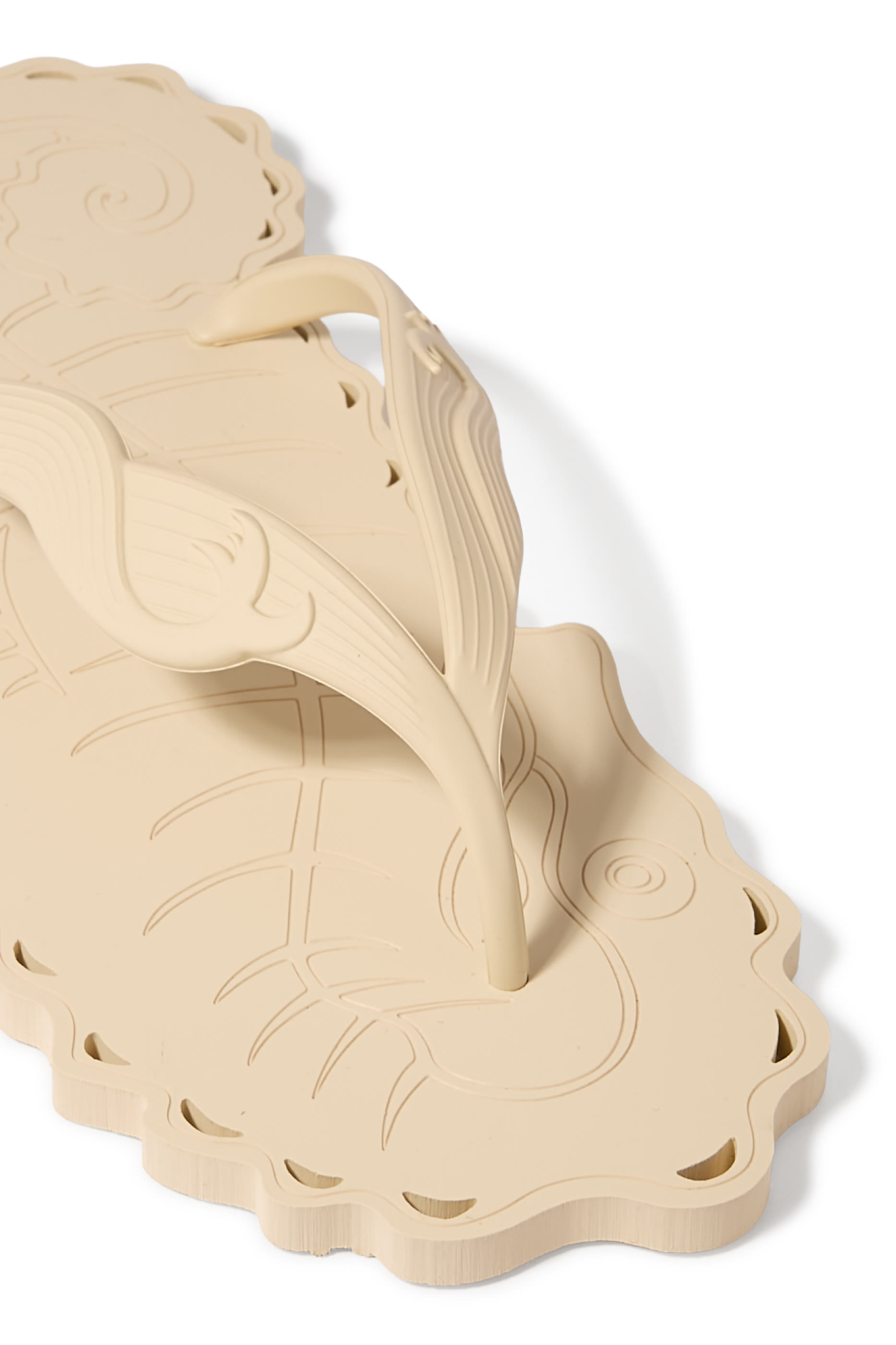 صندل بتصميم ثونج بتفاصيل مموجة