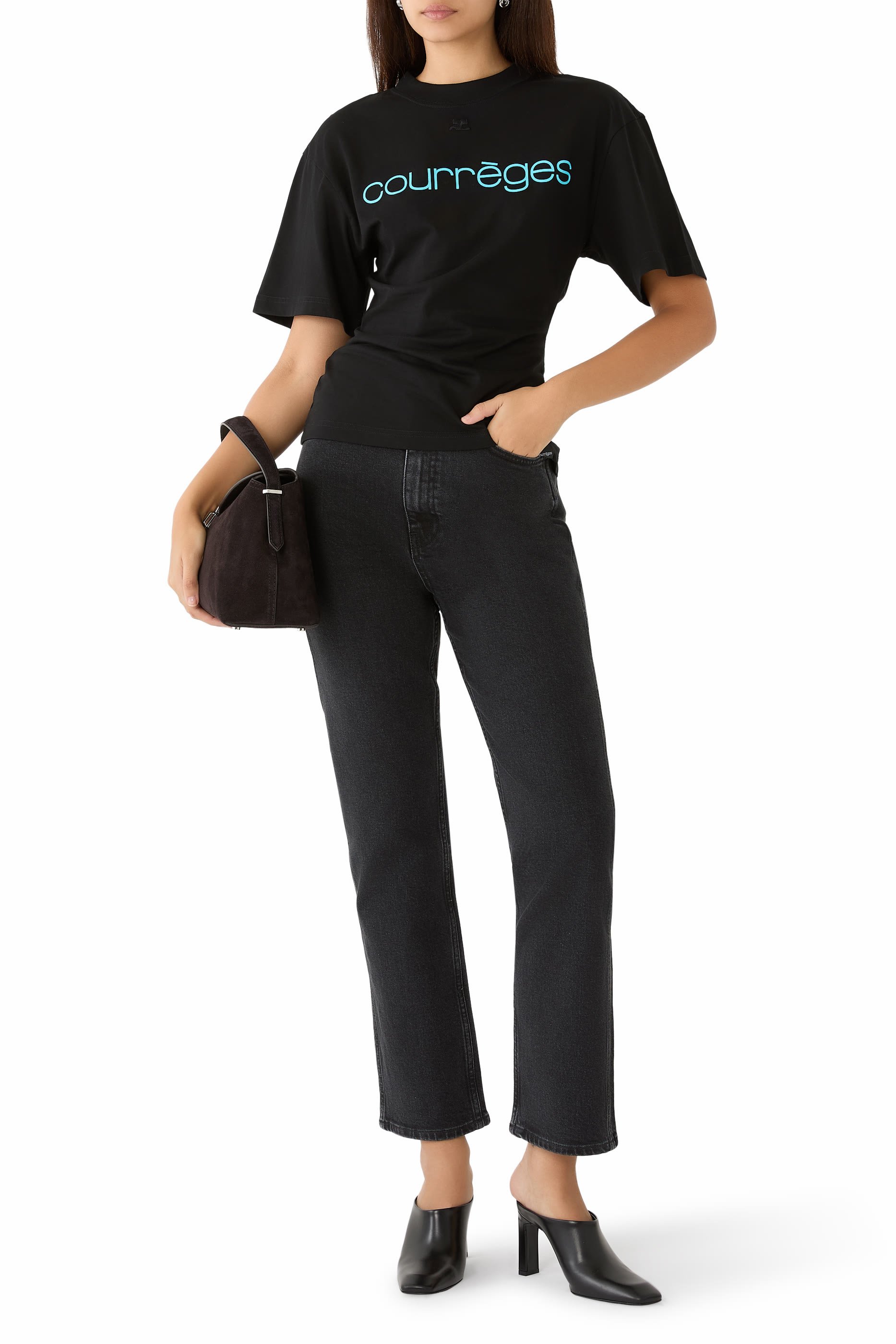 تيشيرت بقصة ضيقة عند الخصر ونقشة شعار الماركة