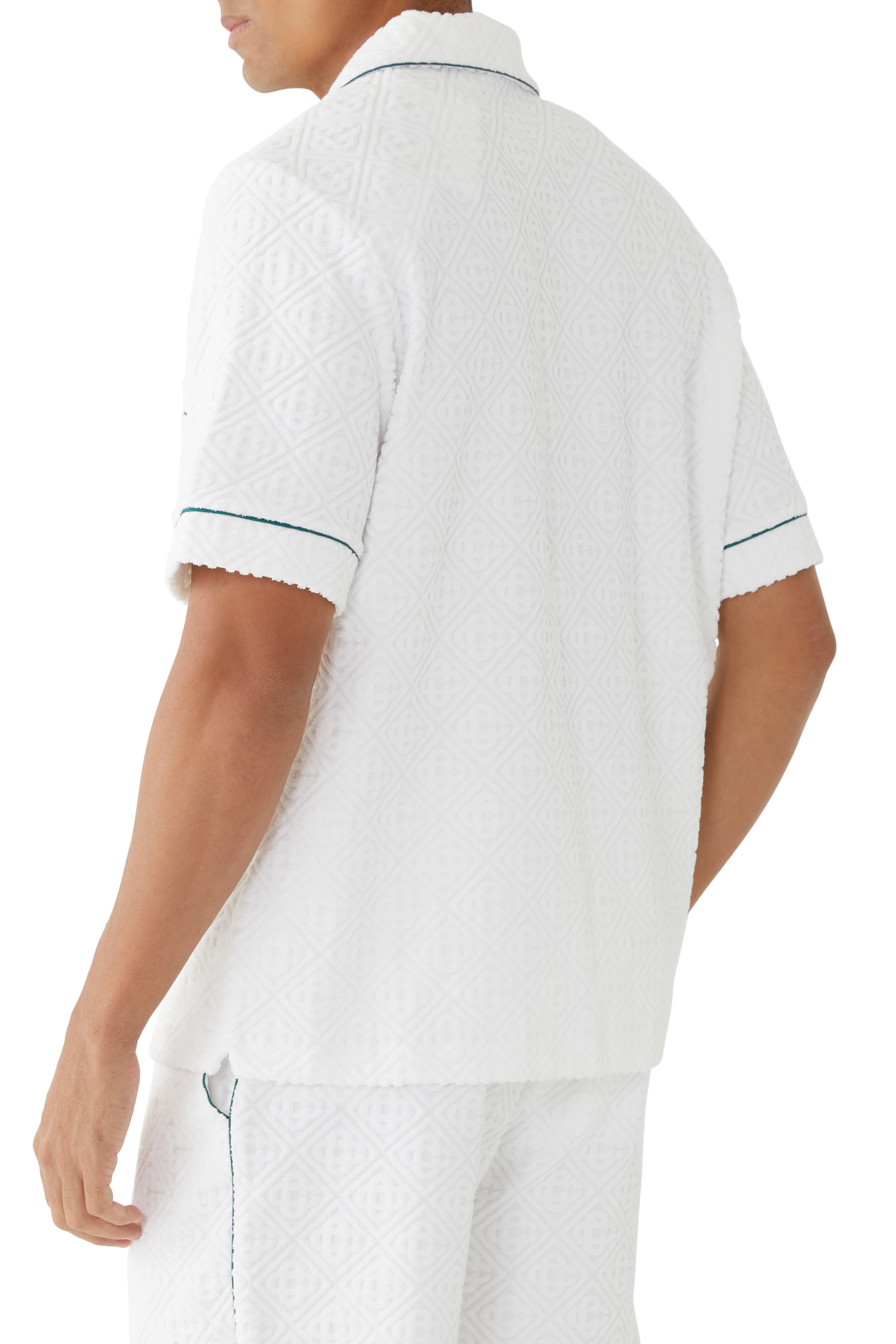 قميص بنقشة حروف شعار الماركة بملمس بارز