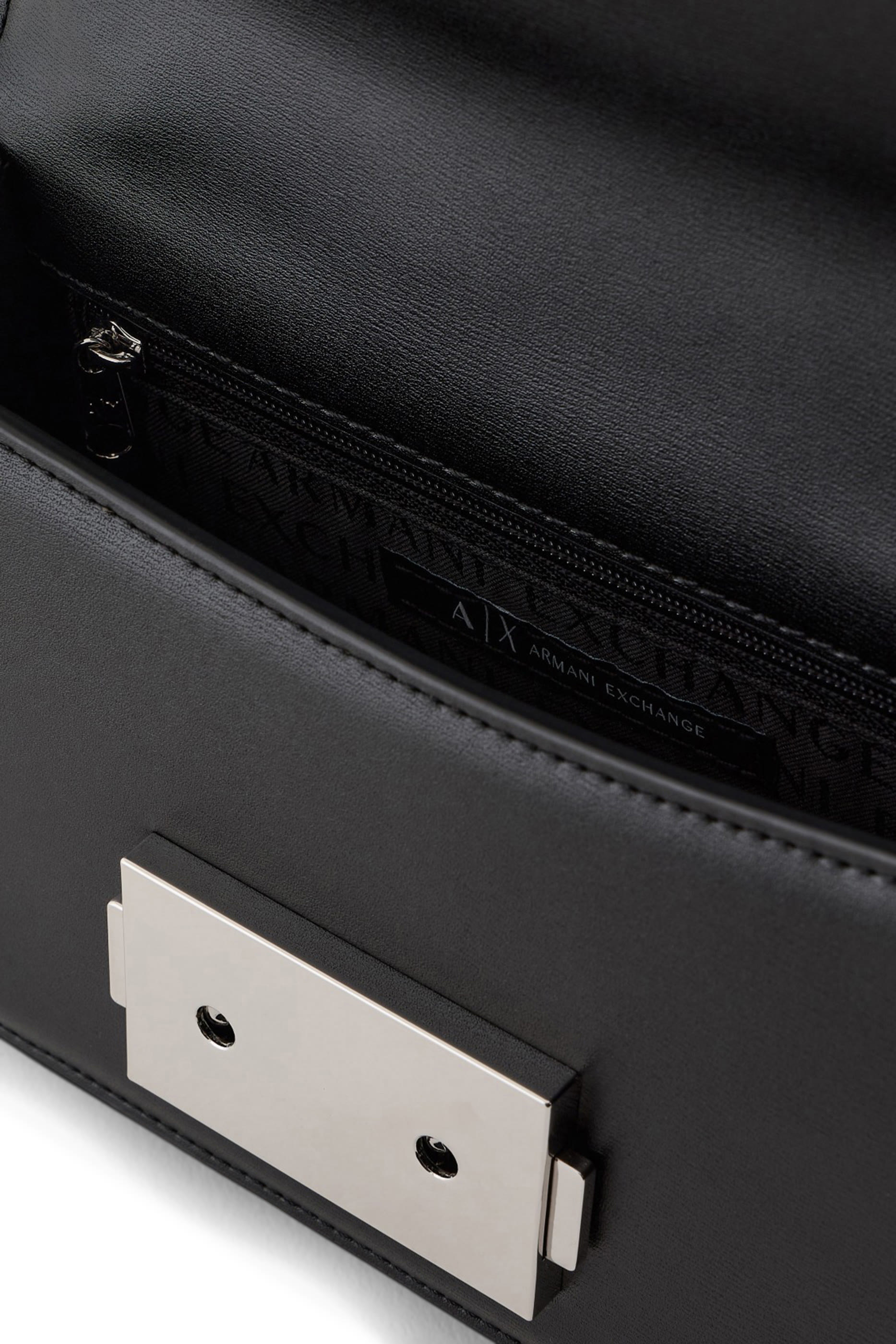 حقيبة كتف بحلية معدنية بشعار الماركة