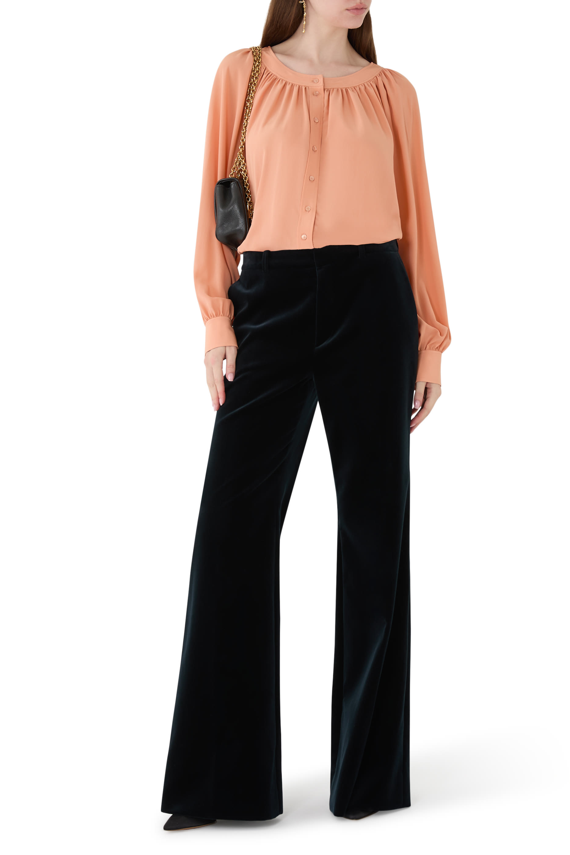 بلوزة بياقة عميقة