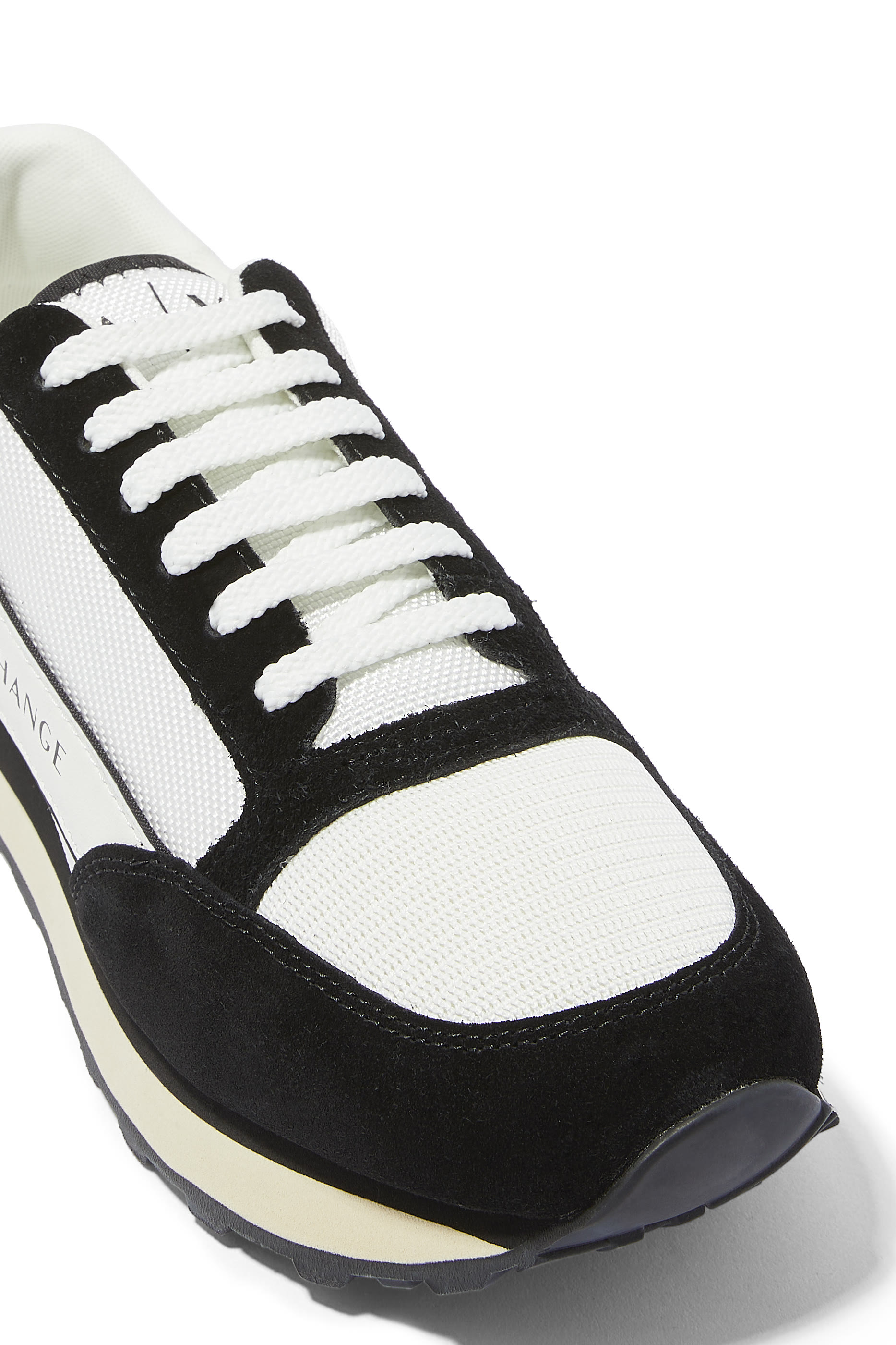 سنيكرز مزين بحروف شعار الماركة