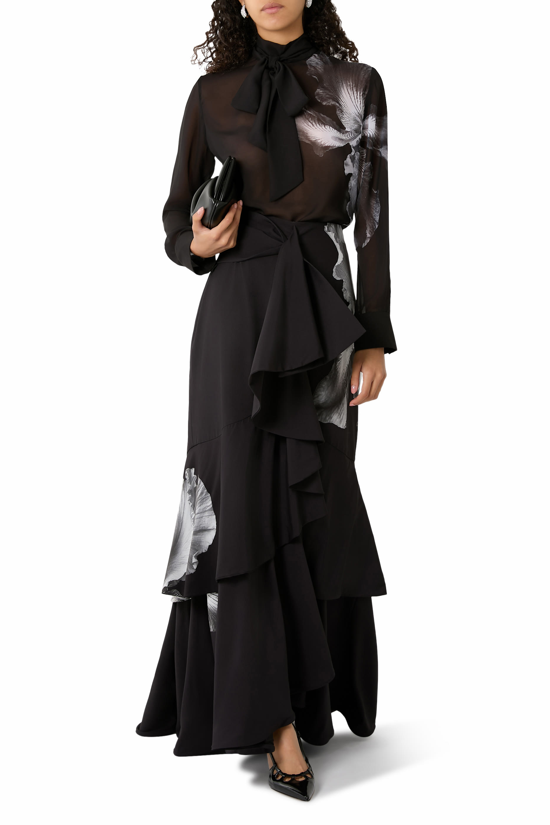 تنورة طويلة بكشكش في الأمام