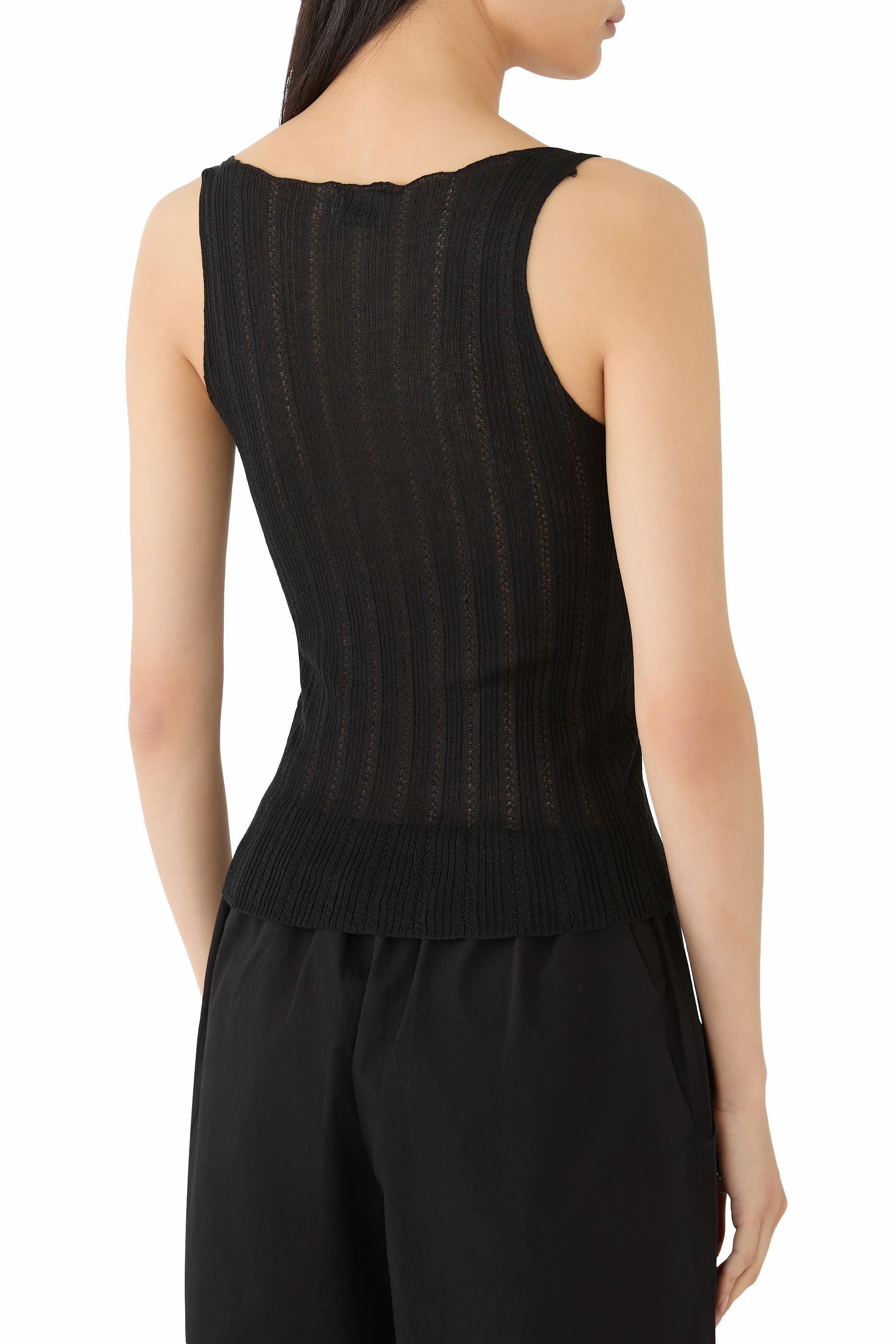 بلوزة بلا أكمام بتطريزات مفرغة